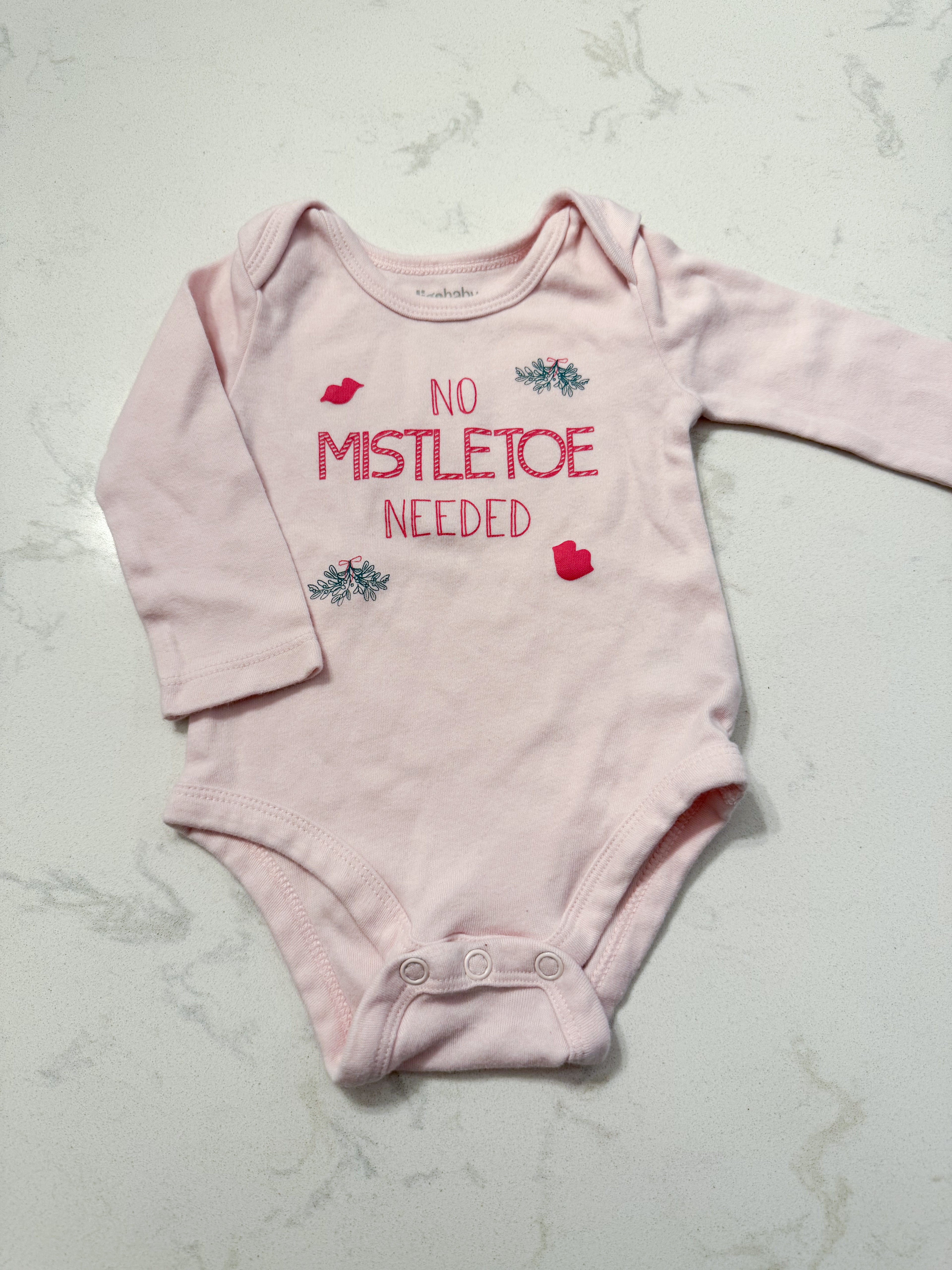 Indigo Baby- 3-6m- VGUC- long sleeve pink bodysuit with « no mistletoe needed »