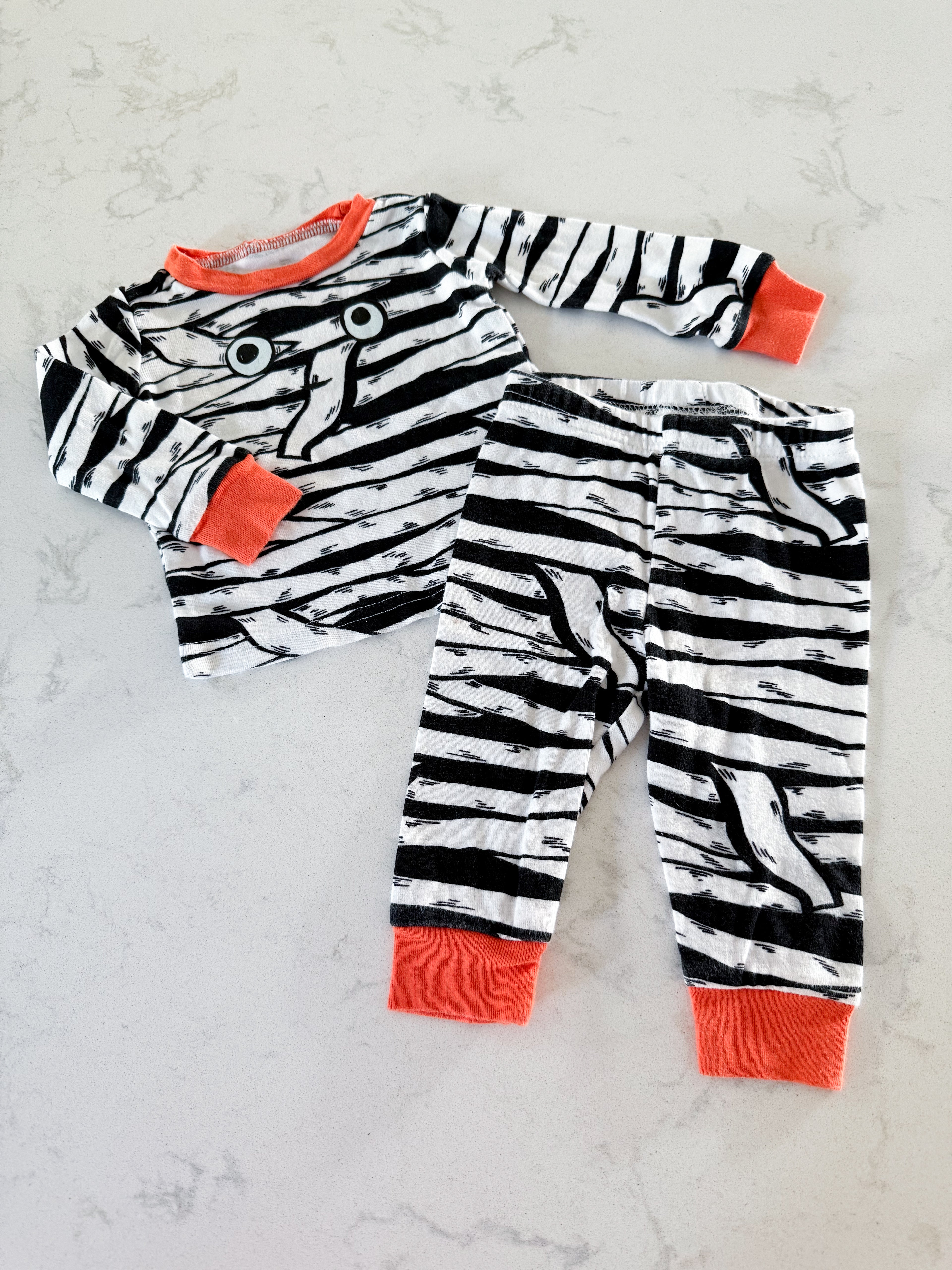 The Children’s Place- 0-3m- GUC- two piece Halloween mummy pajamas