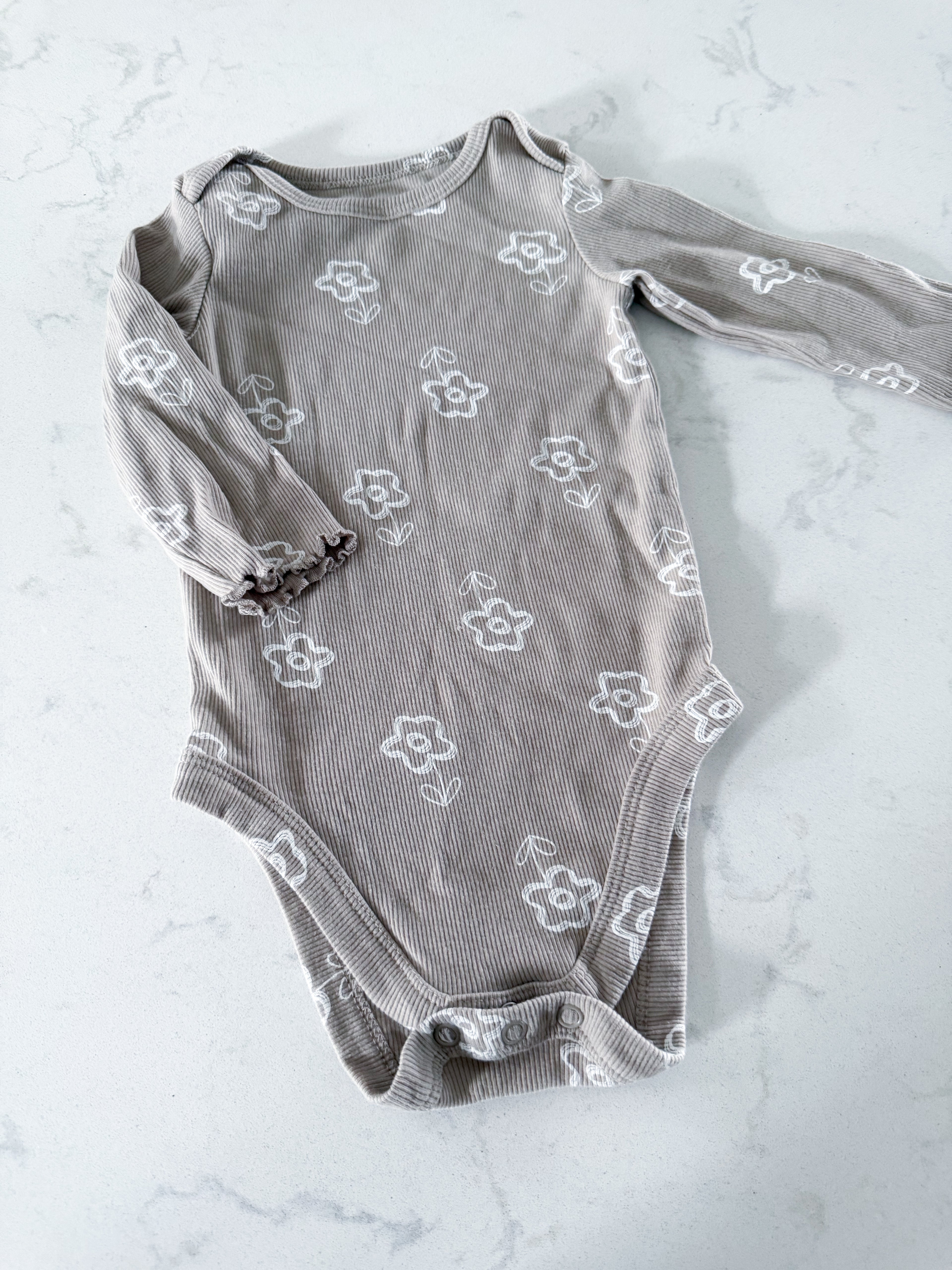 George- 6-12m- VGUC- beige ribbed long sleeve bodysuit with florals
