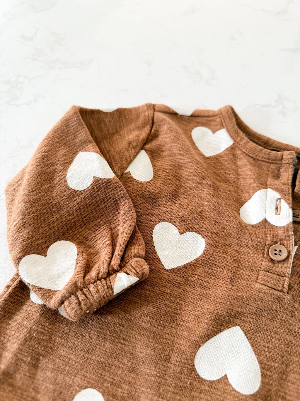 Old Navy- 6-12m- VGUC- brown romper with white hearts