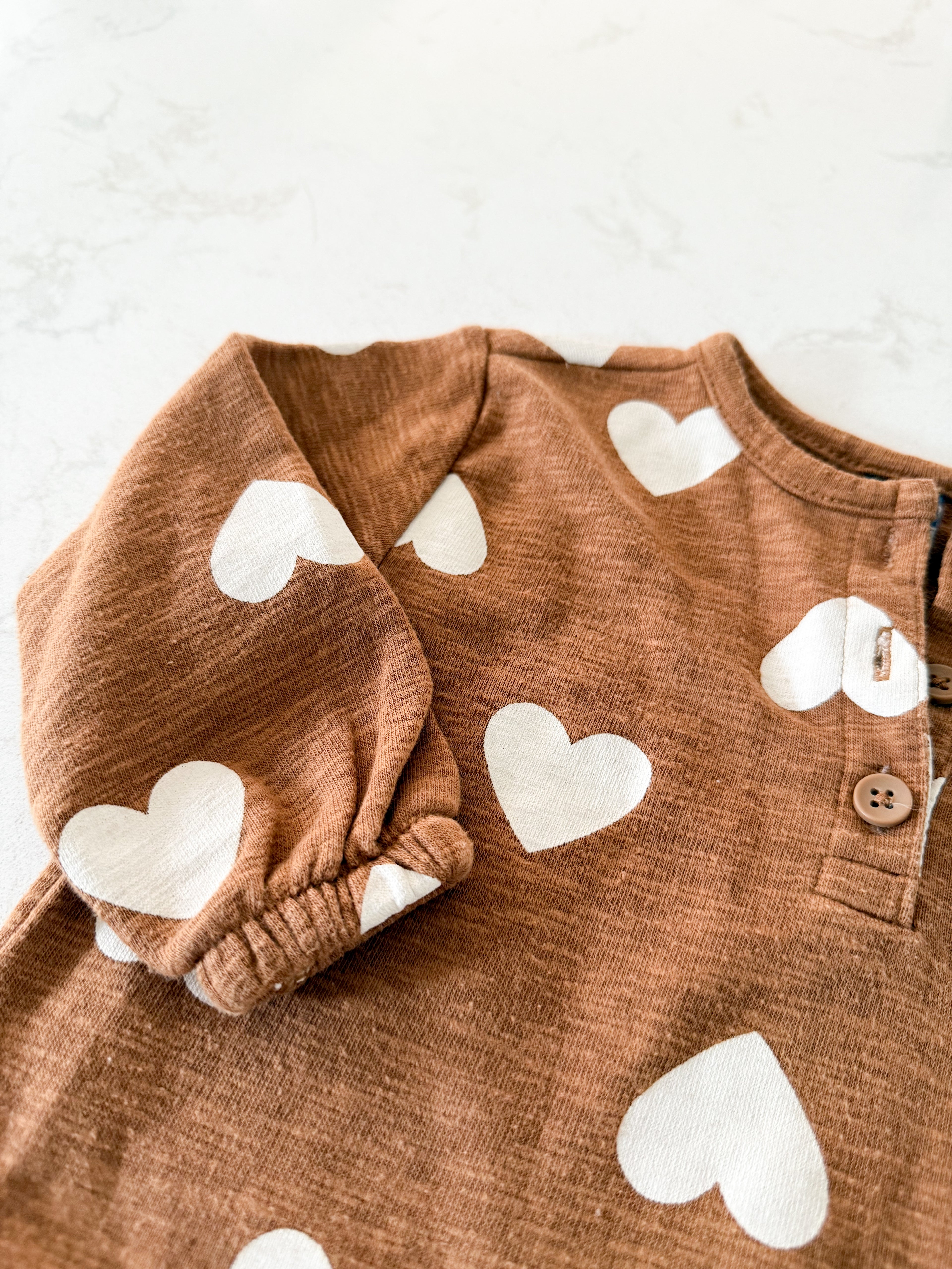 Old Navy- 6-12m- VGUC- brown romper with white hearts