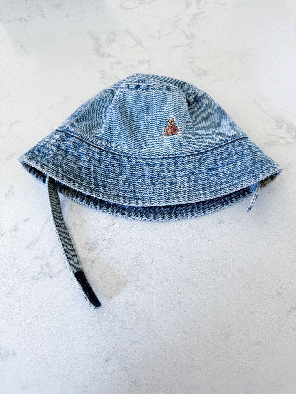 Gap- 6-12m- GUC- Jean hat with strap and embroidered bear logo