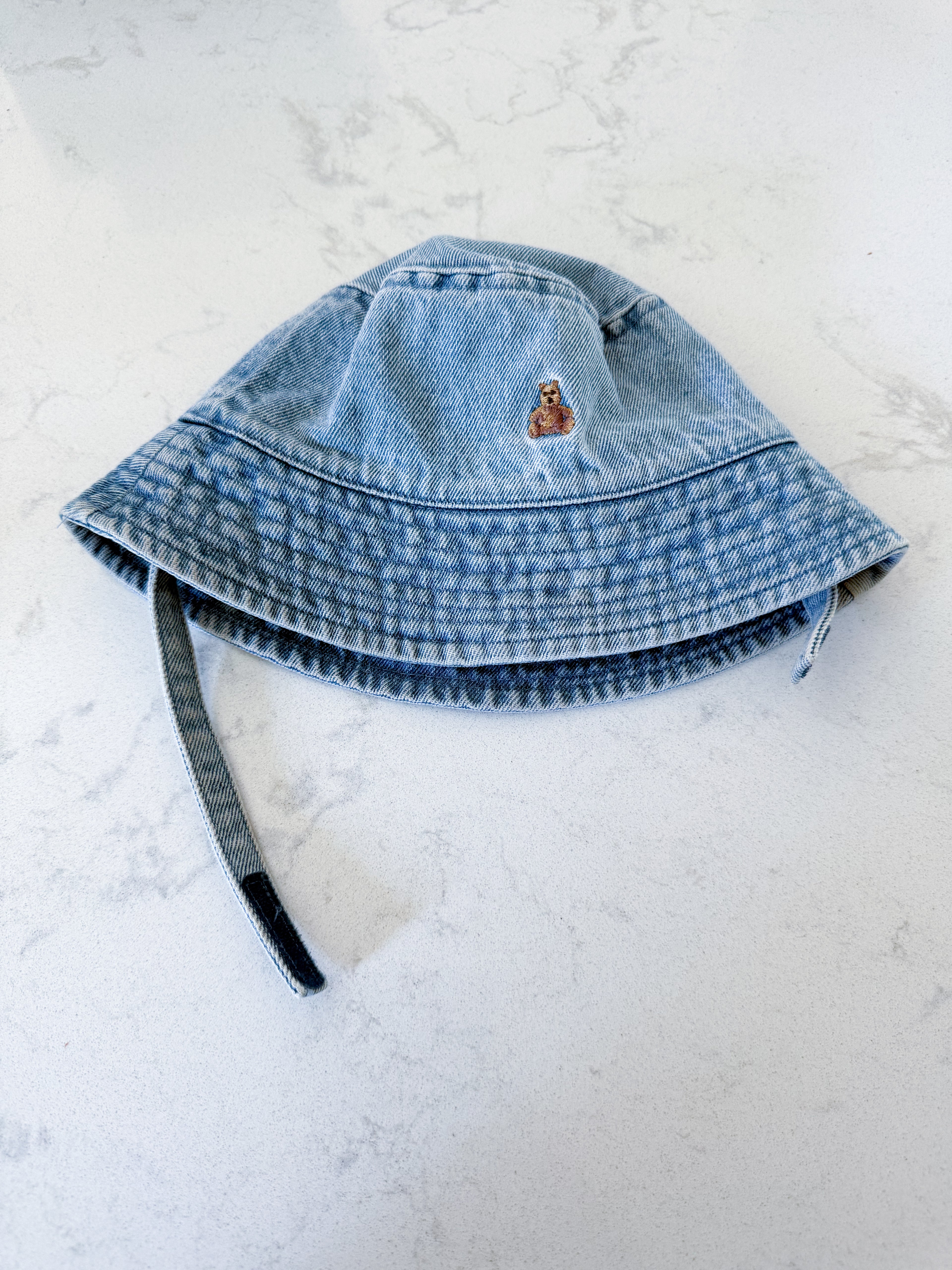 Gap- 6-12m- GUC- Jean hat with strap and embroidered bear logo