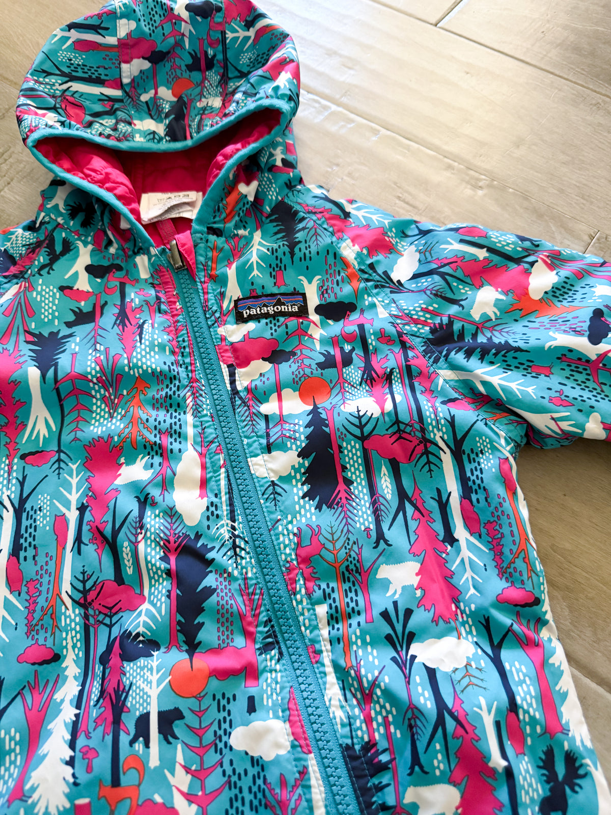 Patagonia- 12-18m- VGUC- reversible thin quilted bunting suit with fold over feet and hands