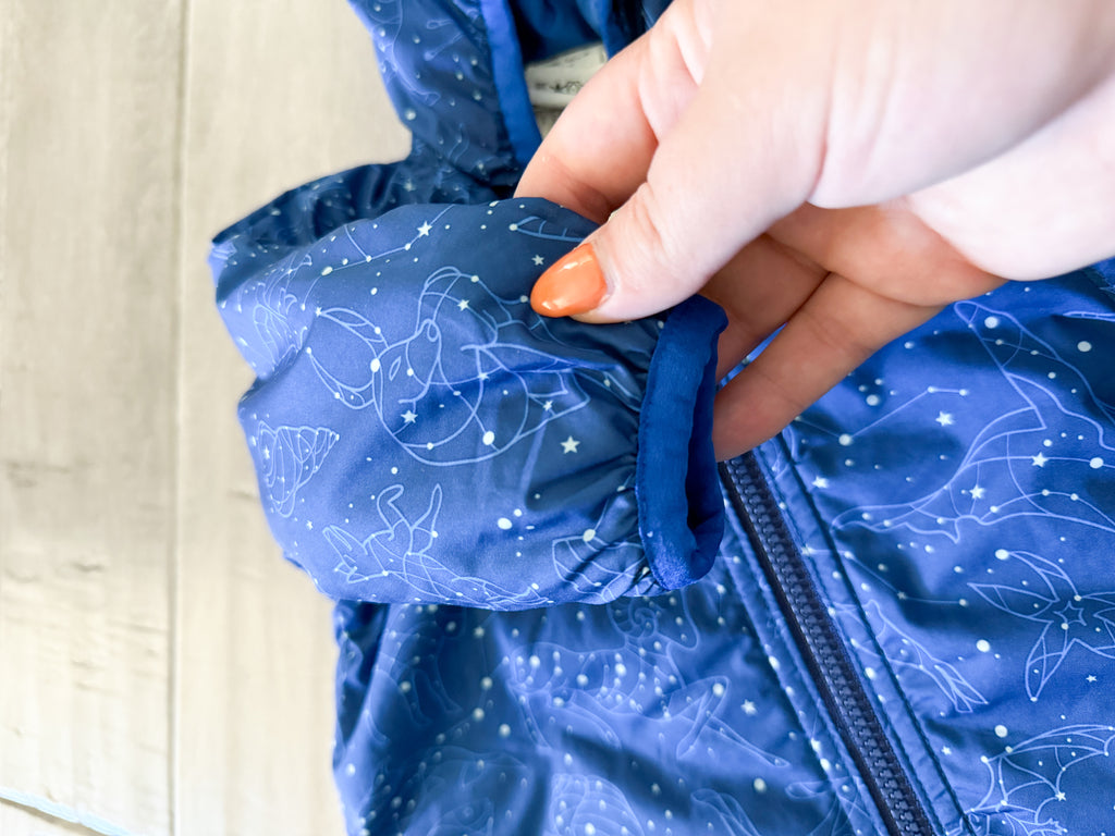 Patagonia- 0m (fits large)- VGUC- blue reversible thin bunting suit with stars