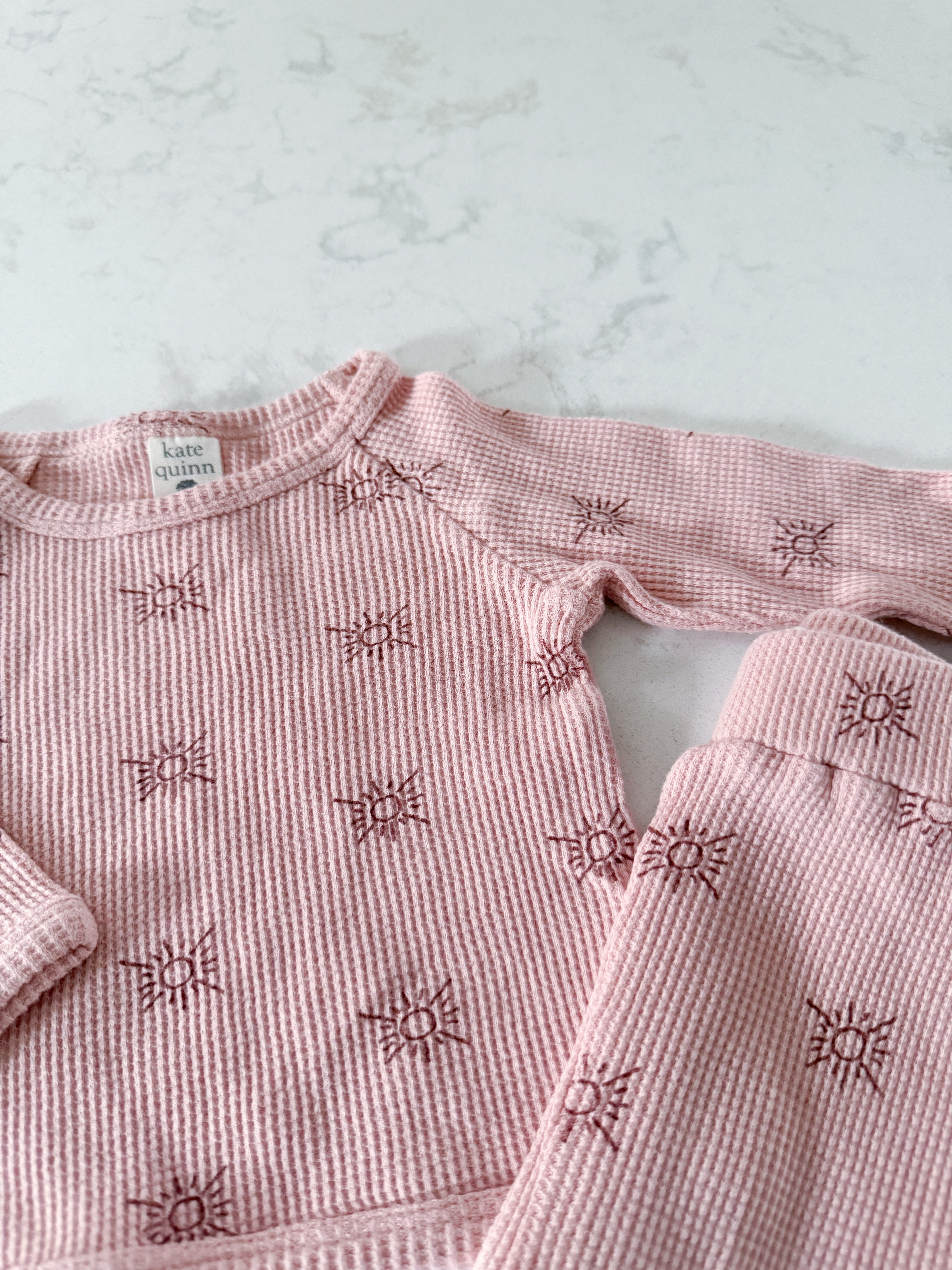 Kate Quinn- 0-3m- GUC- pink waffle knit set with suns