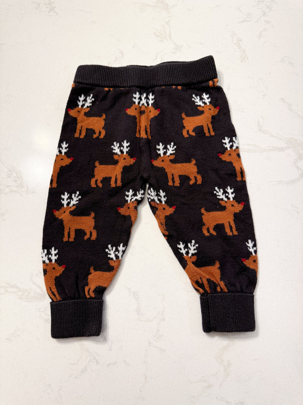 Joe Fresh- 6-12m- GUC- Grey knit pants with reindeer
