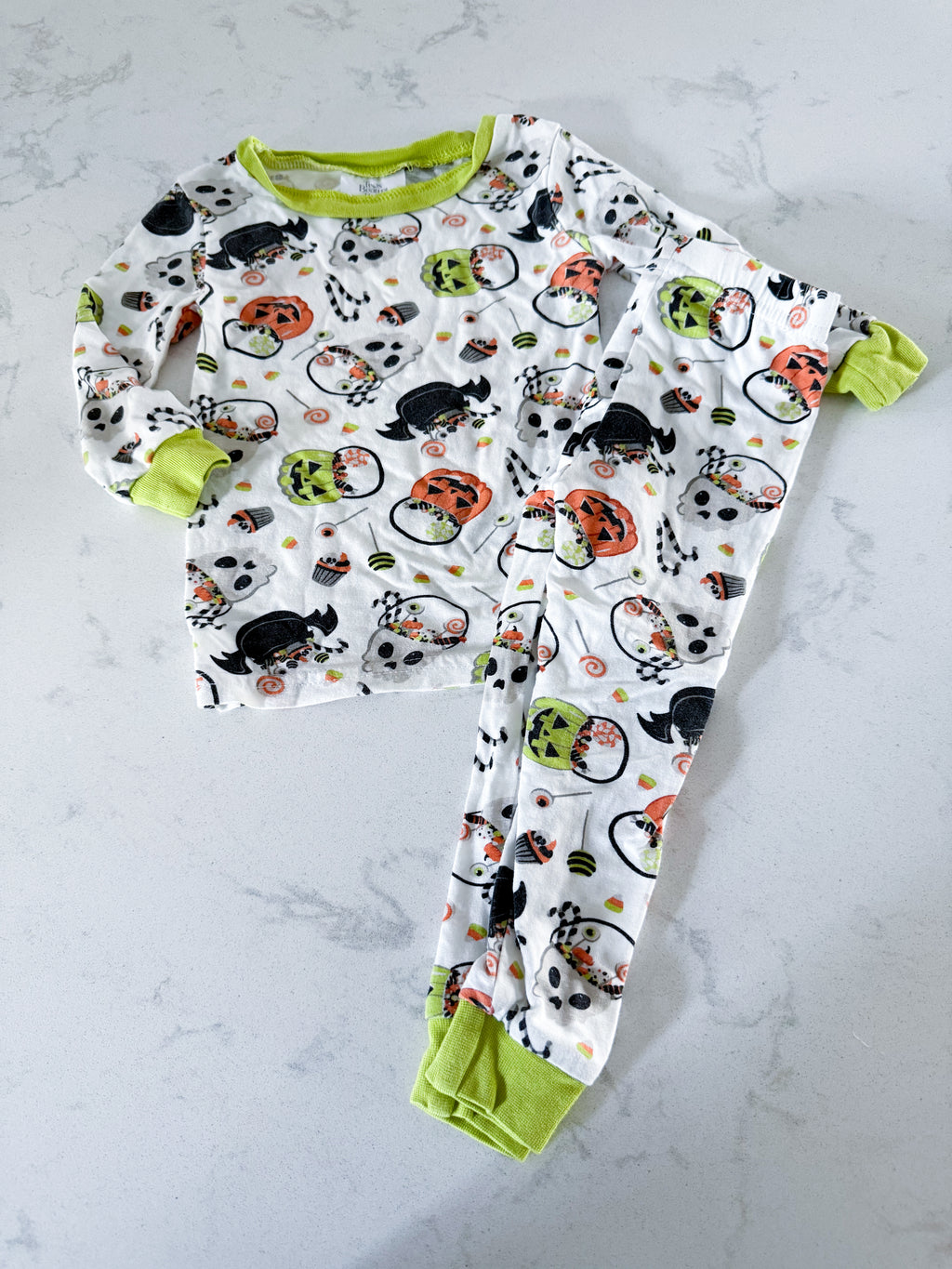 Très Beau et Belle- fits 6-12m- GUC- White and green bamboo pajamas with Halloween candy graphics