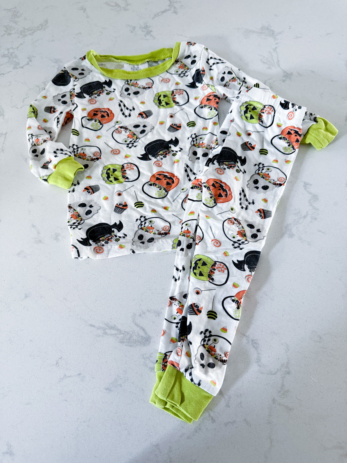 Très Beau et Belle- fits 6-12m- GUC- White and green bamboo pajamas with Halloween candy graphics