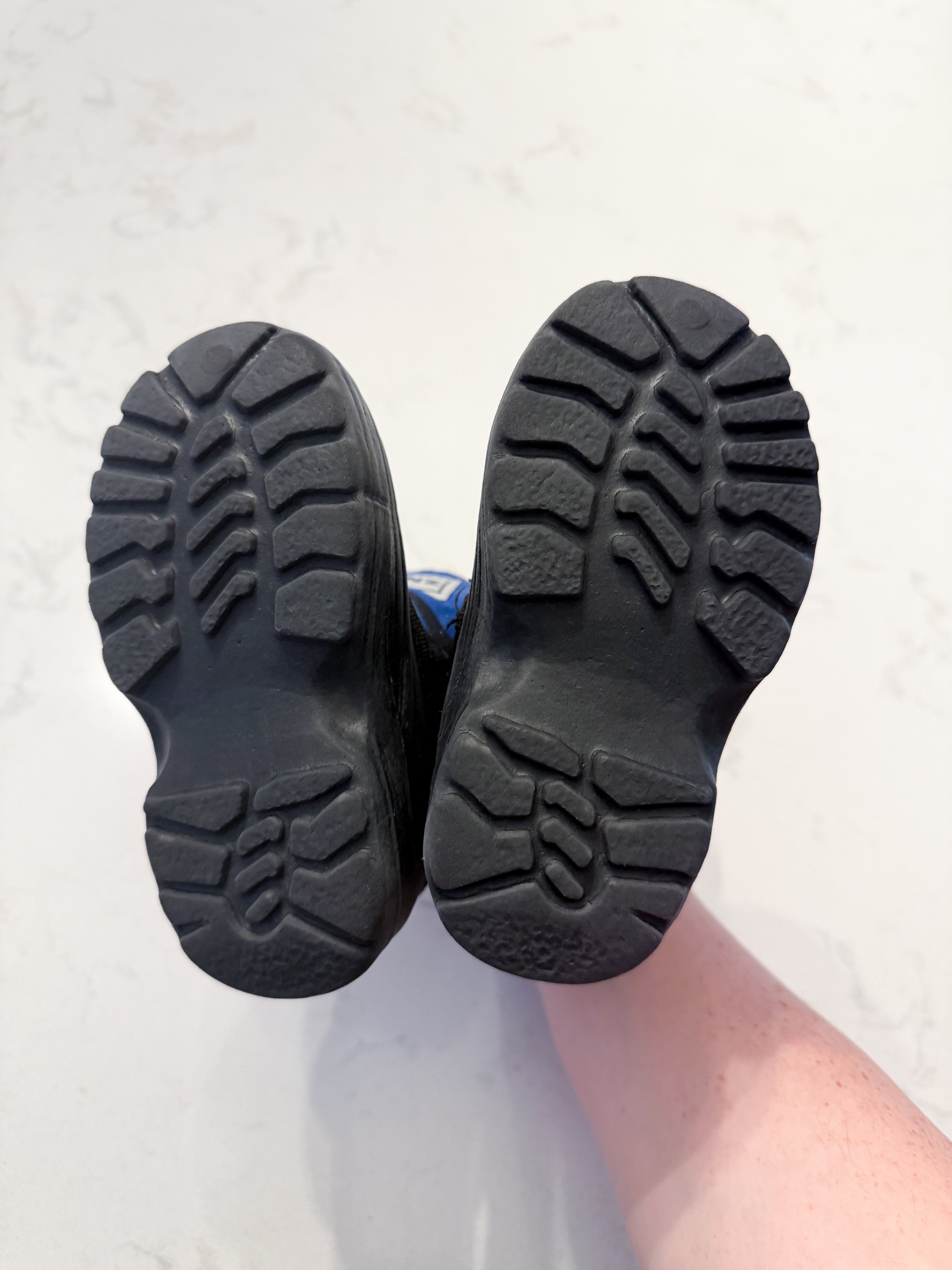 Stonz- 5C- GUC- blue and black Stonz boots