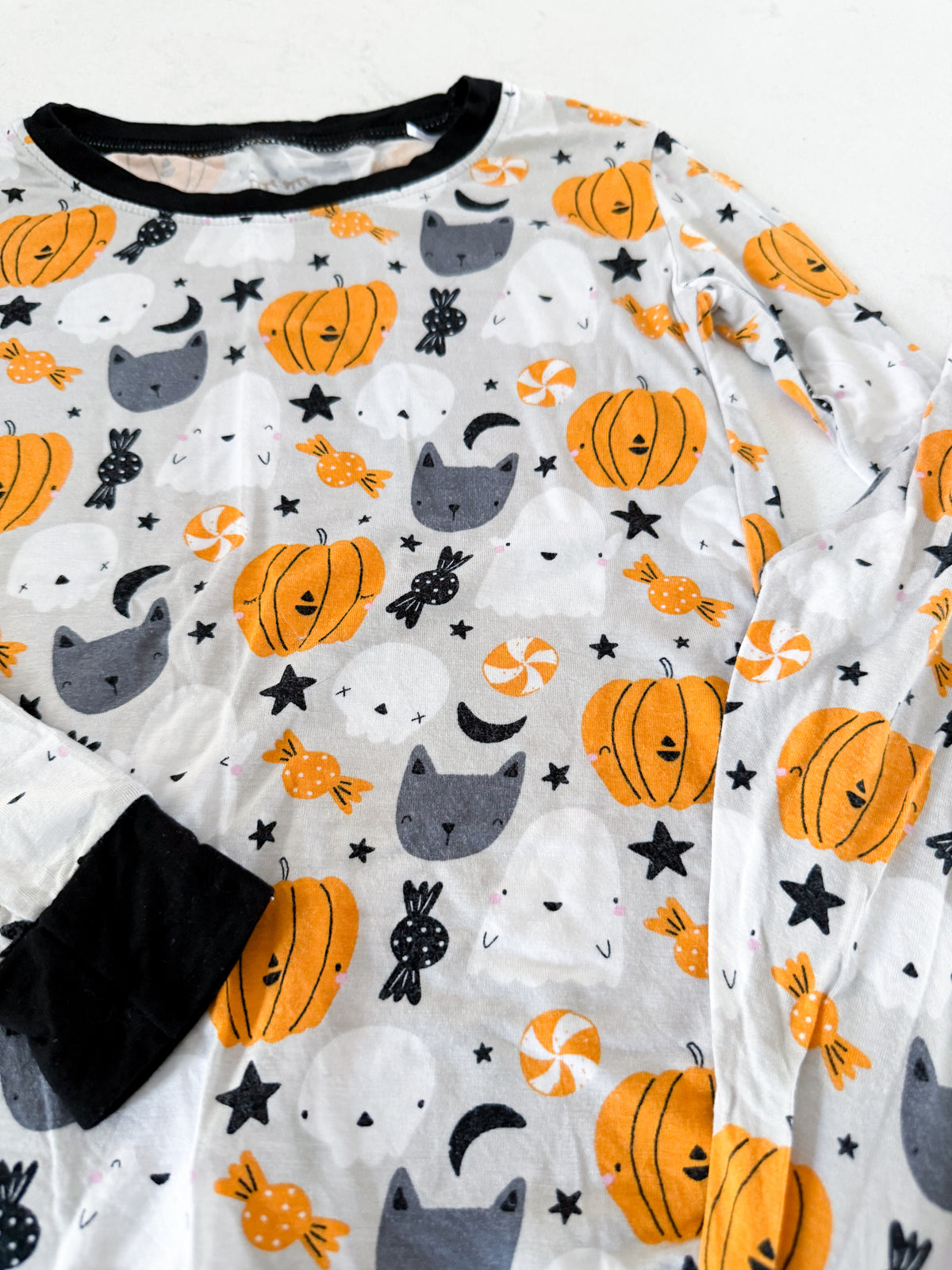 Little Sleepies- 3T- GUC- light grey long sleeve bamboo pajamas with cats ghosts and pumpkins