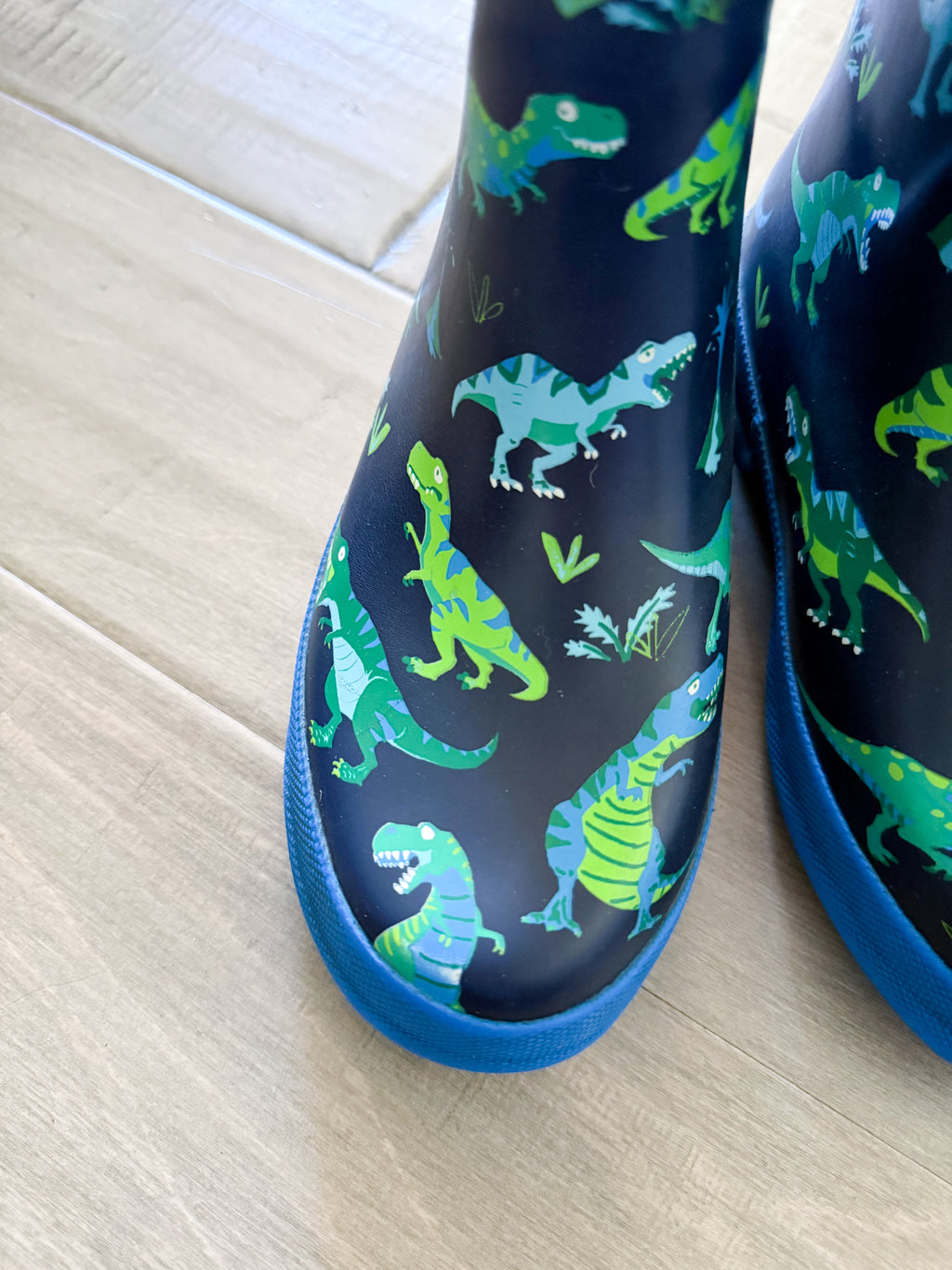Hatley- 13C- GUC- blue rain boots with green dinosaur pattern