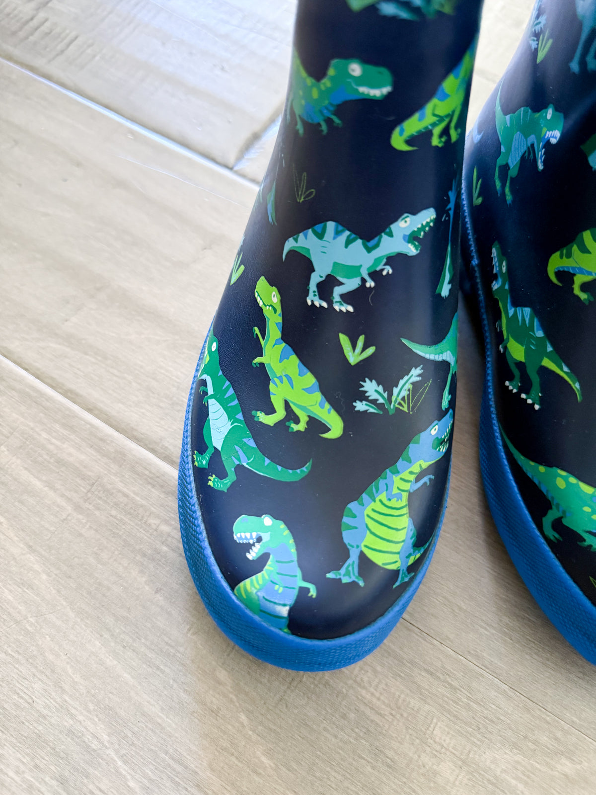 Hatley- 13C- GUC- blue rain boots with green dinosaur pattern