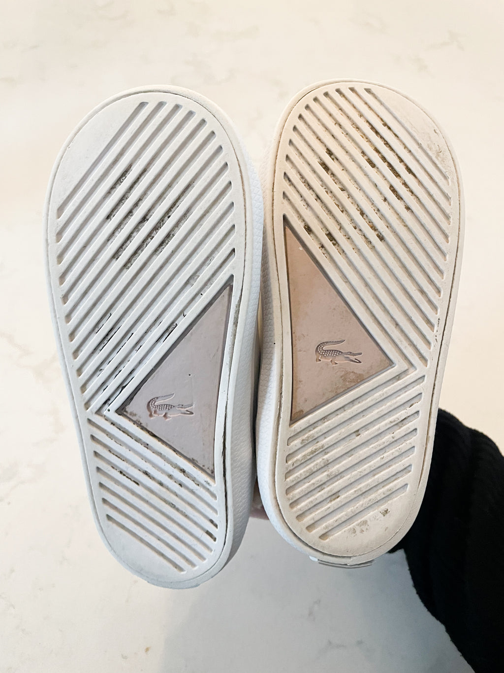 Lacoste- 7C- PLAY- white sneakers with elastic laces
