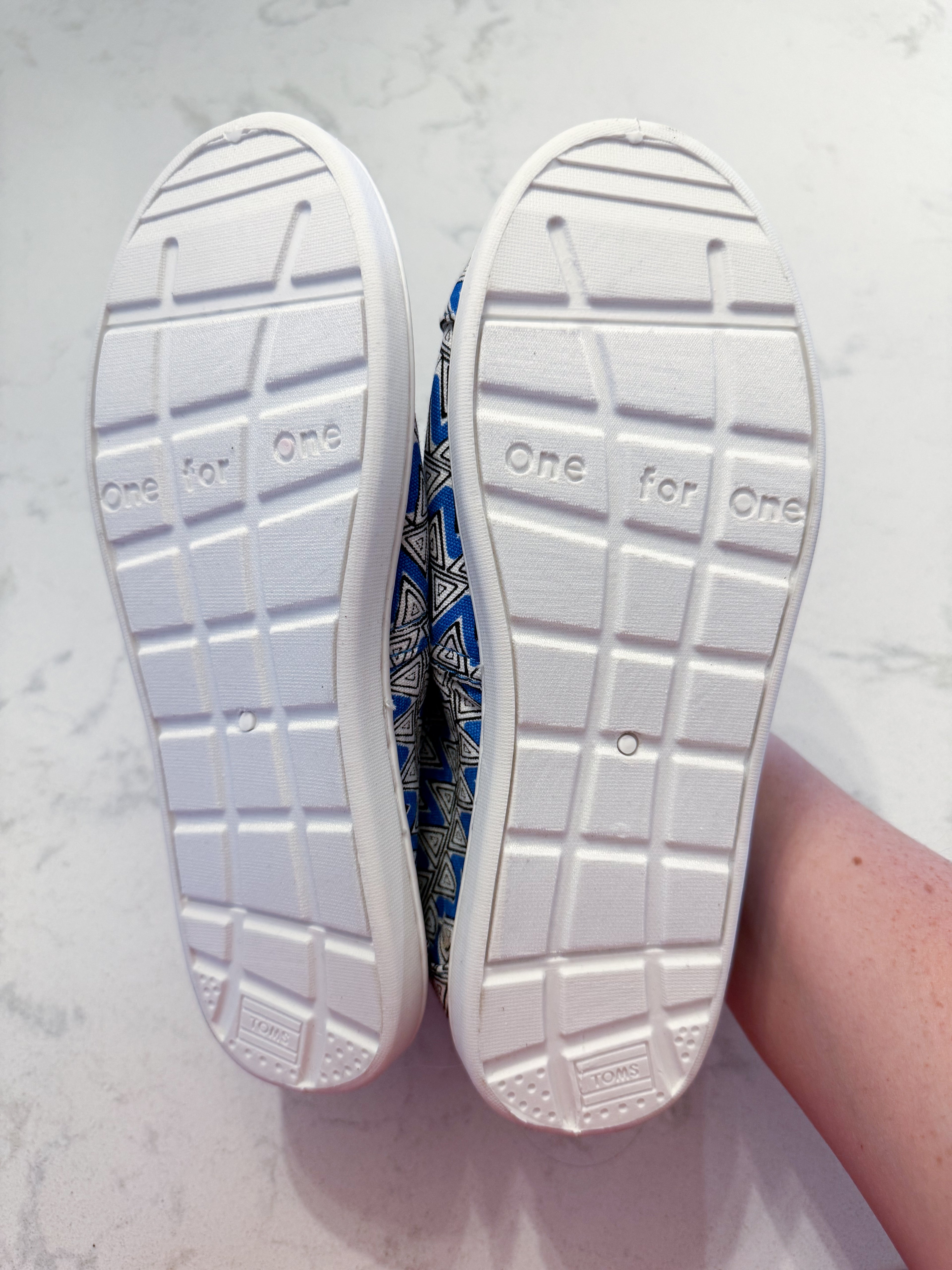 TOMS- 3Y- VGUC- slip on canvas blue and white pattern shoes