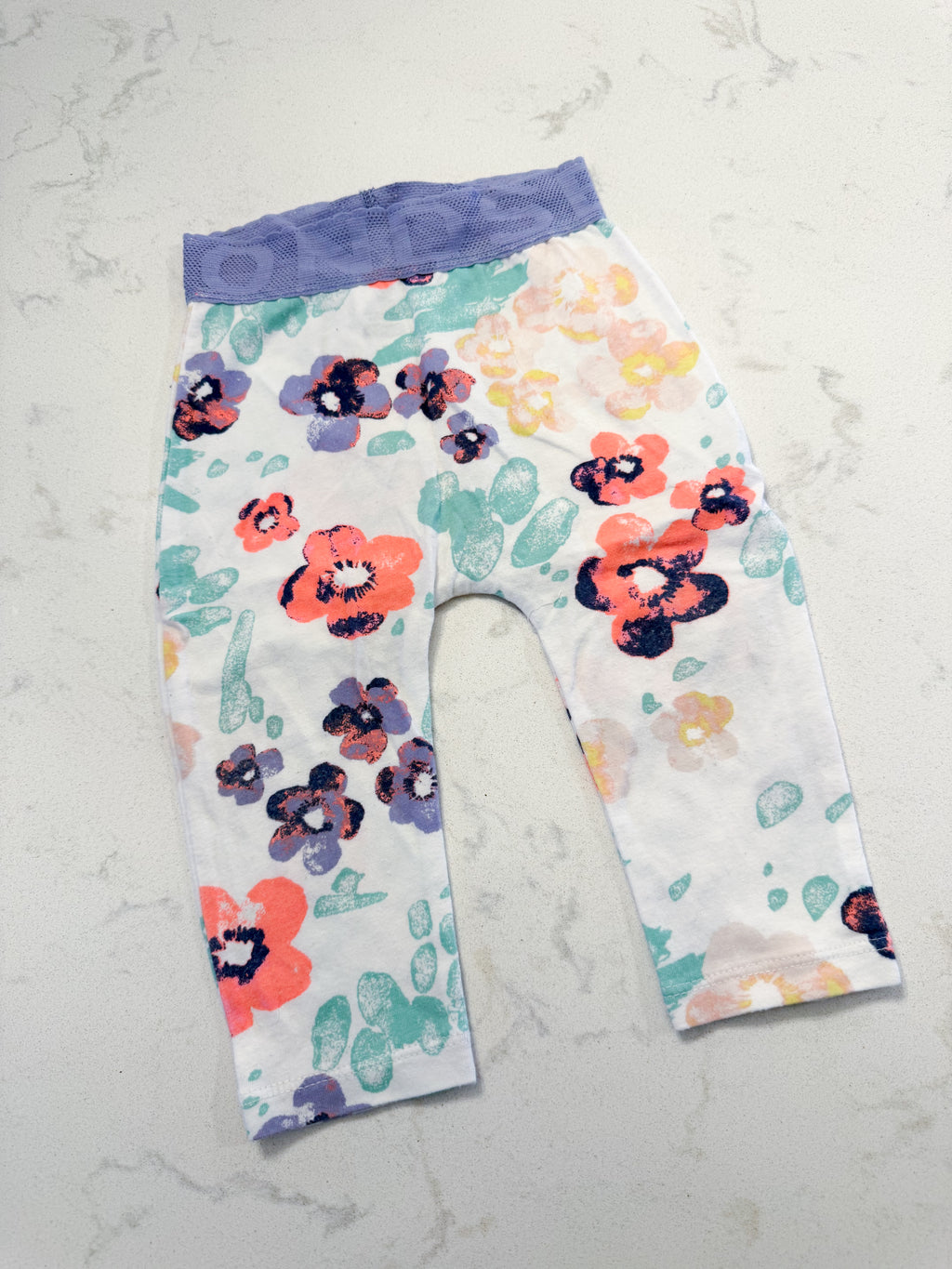 BONDS- 6-12m- GUC- white floral leggings with lace purple waist band