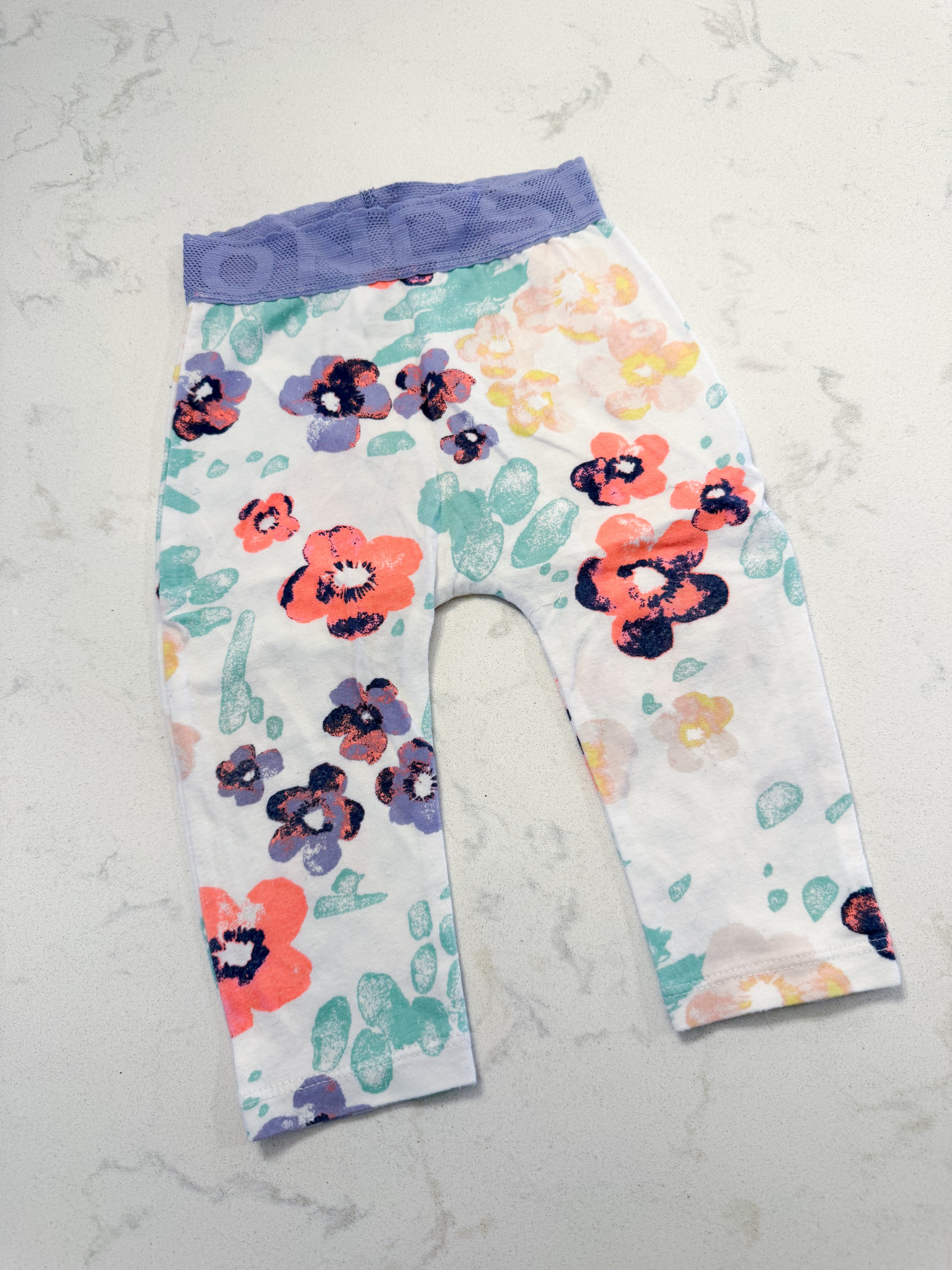 BONDS- 6-12m- GUC- white floral leggings with lace purple waist band