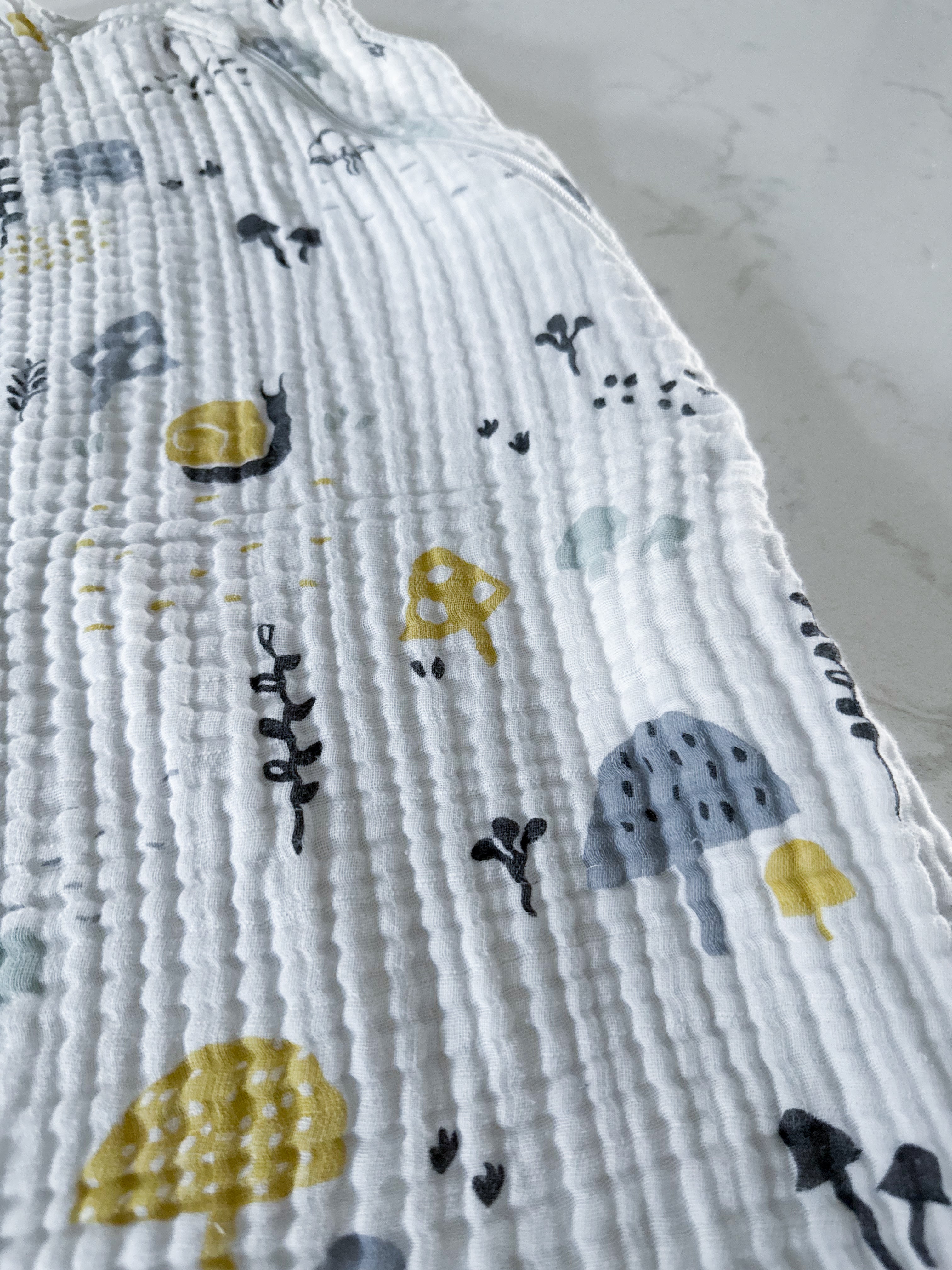 Perlim pinpin- 0-6m- 0.7 tog- white muslin sleep sack with woodland pattern