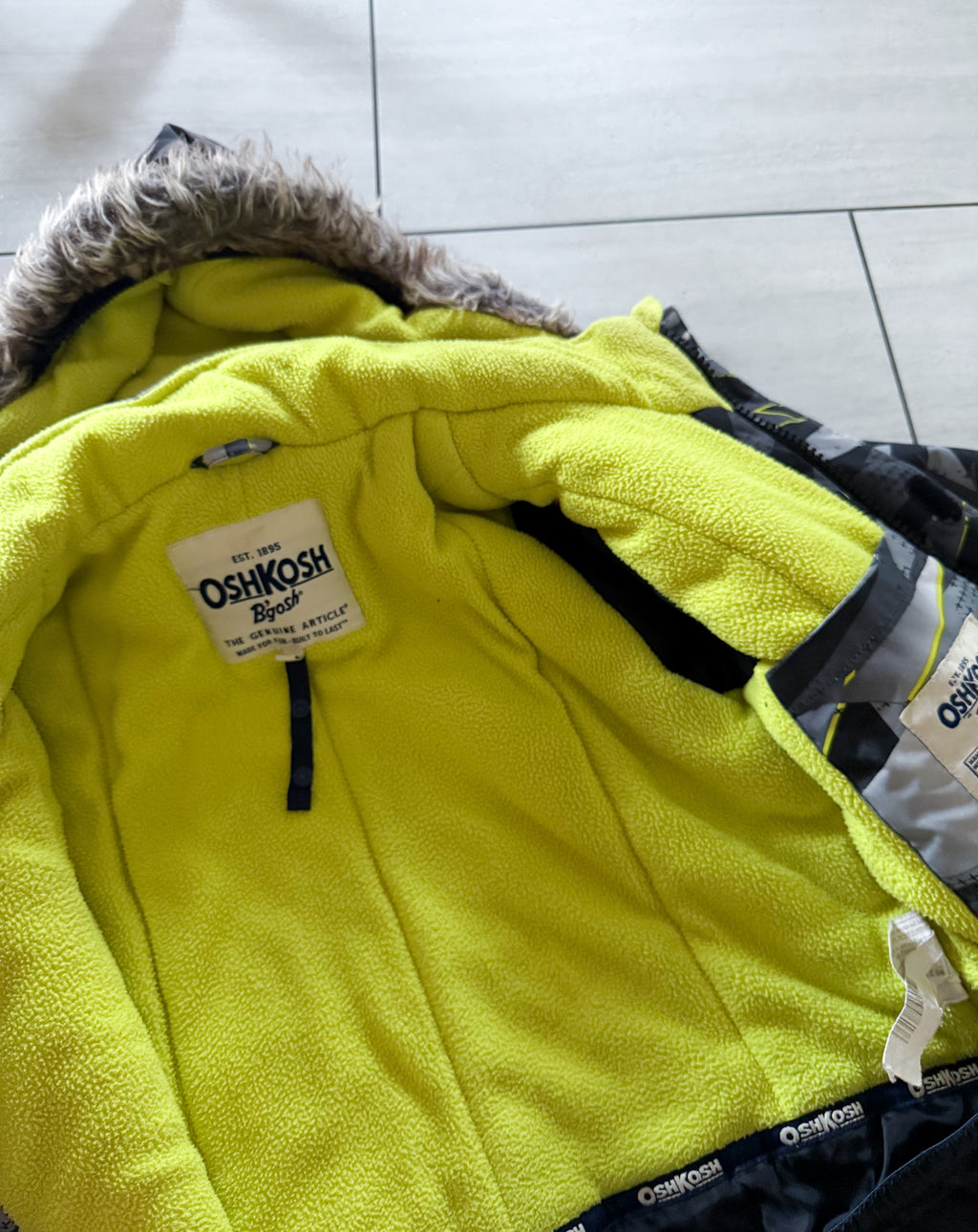 Oshkosh- 6Y- VGUC- bright green, black and grey two piece snow suit