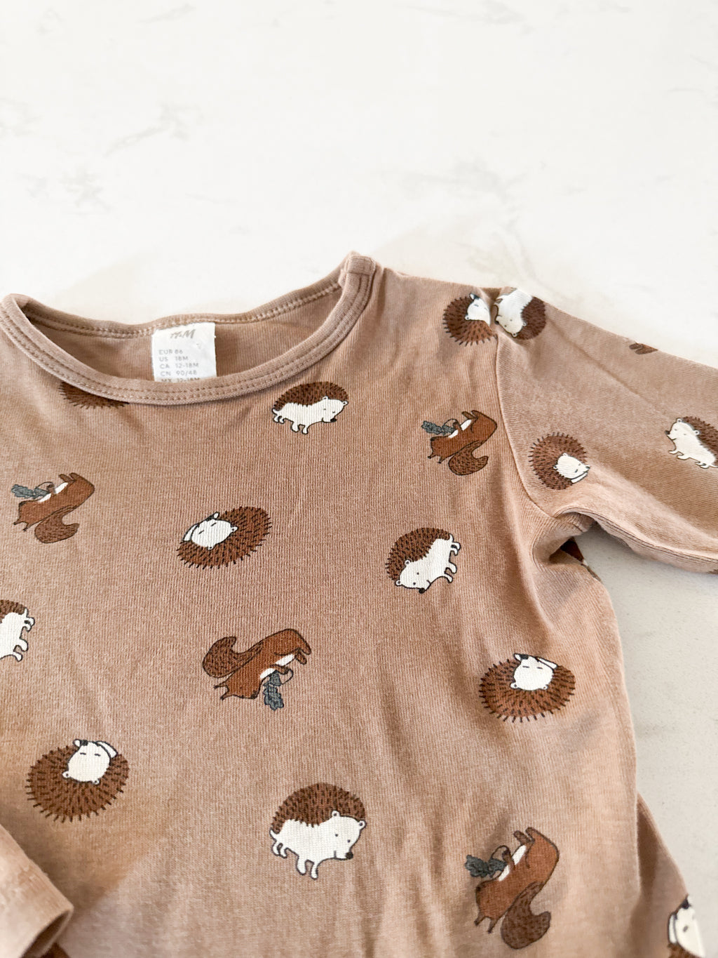 H&M- 12-18m- VGUC- long sleeve brown bodysuit with squirrels and hedgehogs