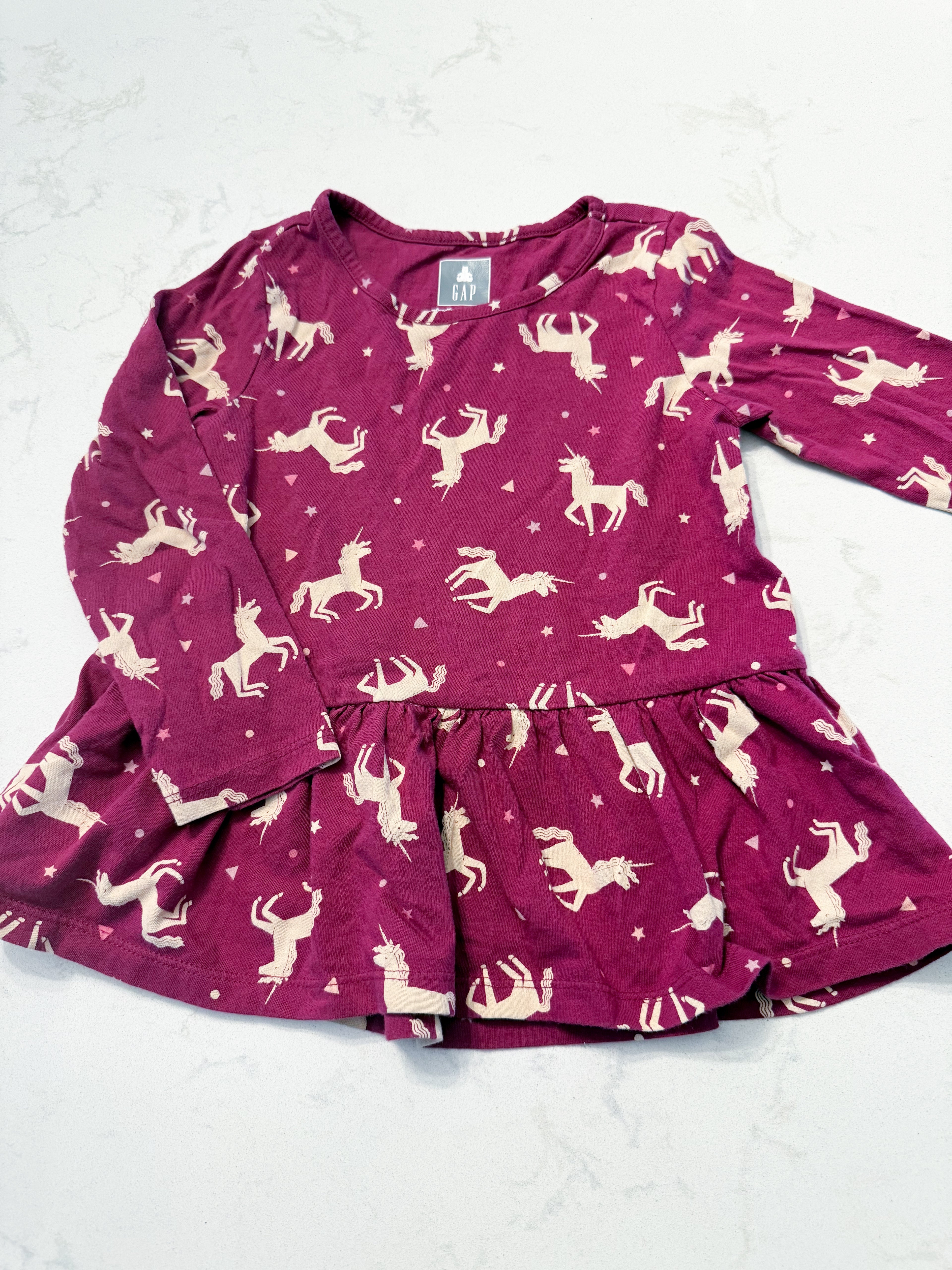 Gap- 3T- GUC- magenta shirt with unicorns all over