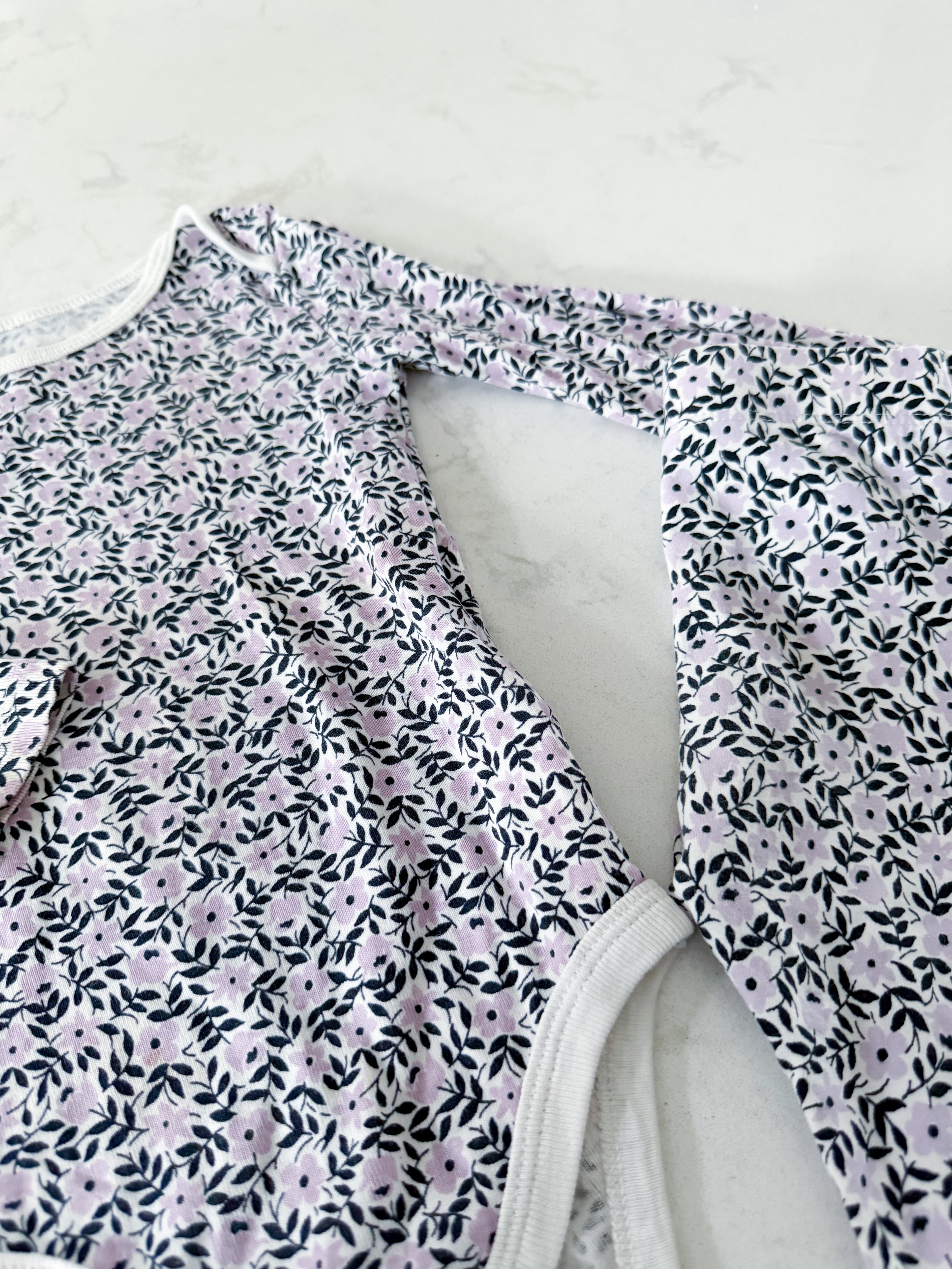 Joe Fresh- 6-12m- VGUC- white bodysuit with small purple flowers and matching leggings