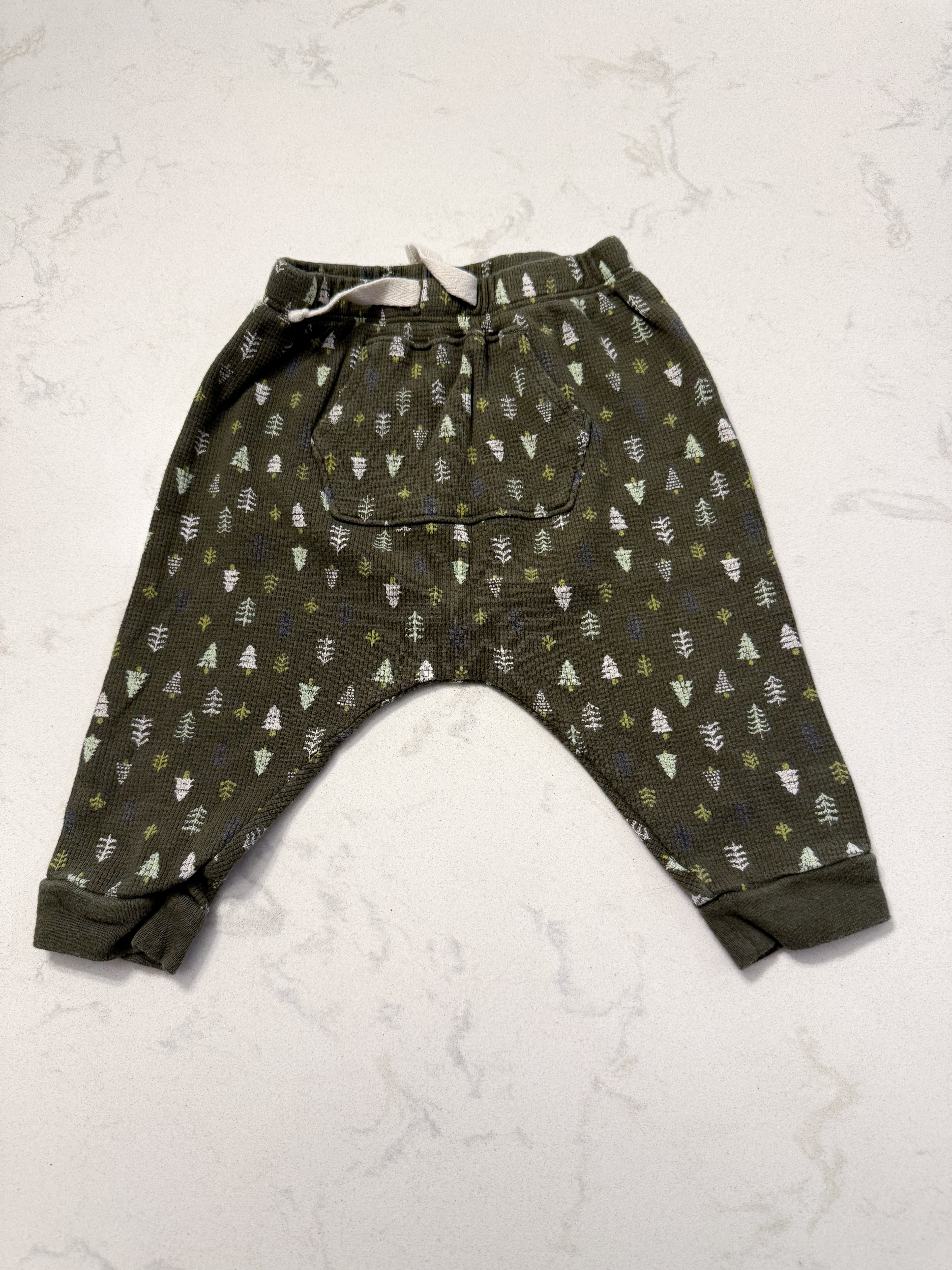 Old Navy- 6-12m- VGUC- waffle knit olive green pants with trees