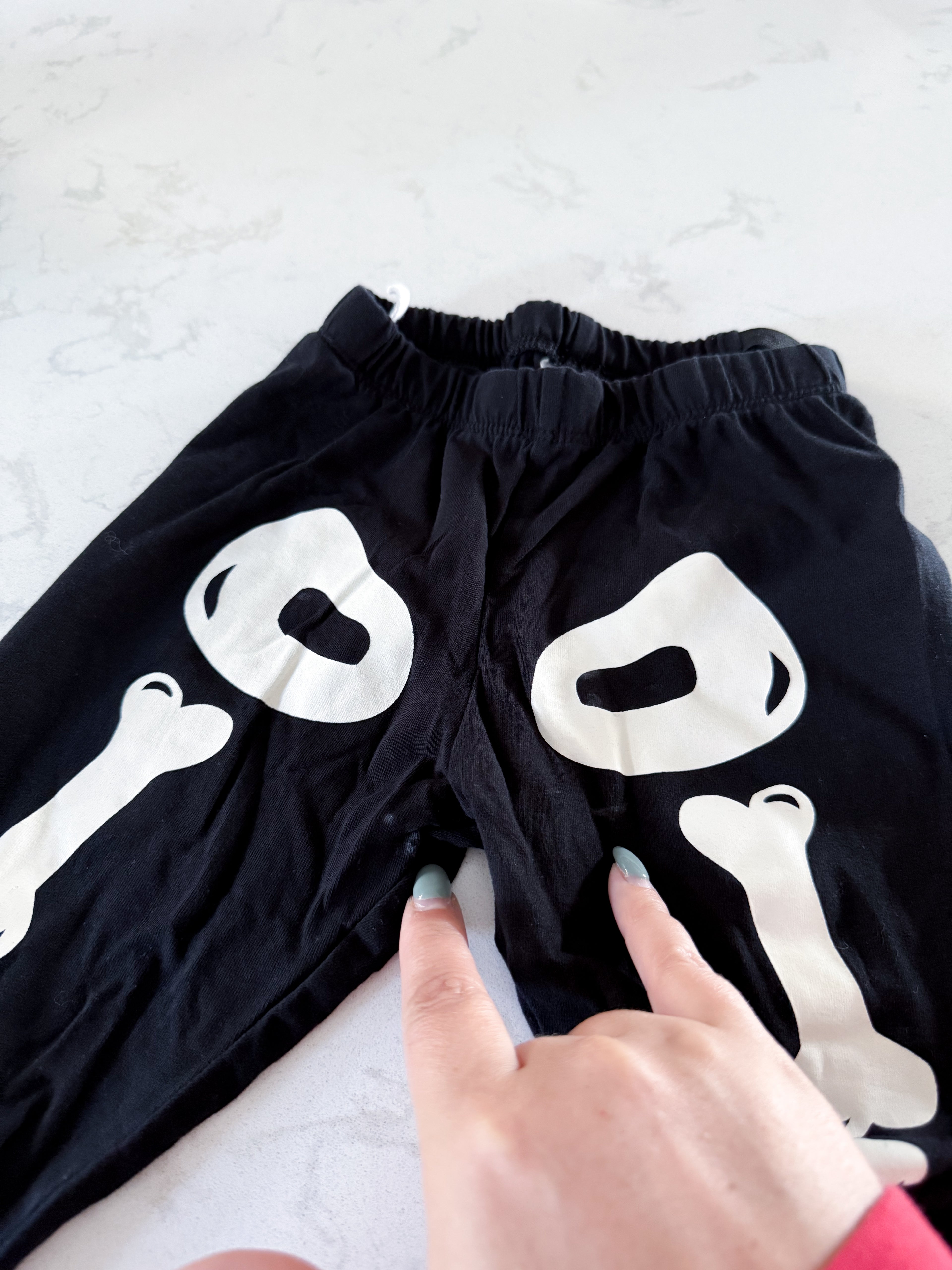 H&M- 4T- VGUC- black long sleeve skeleton pajamas