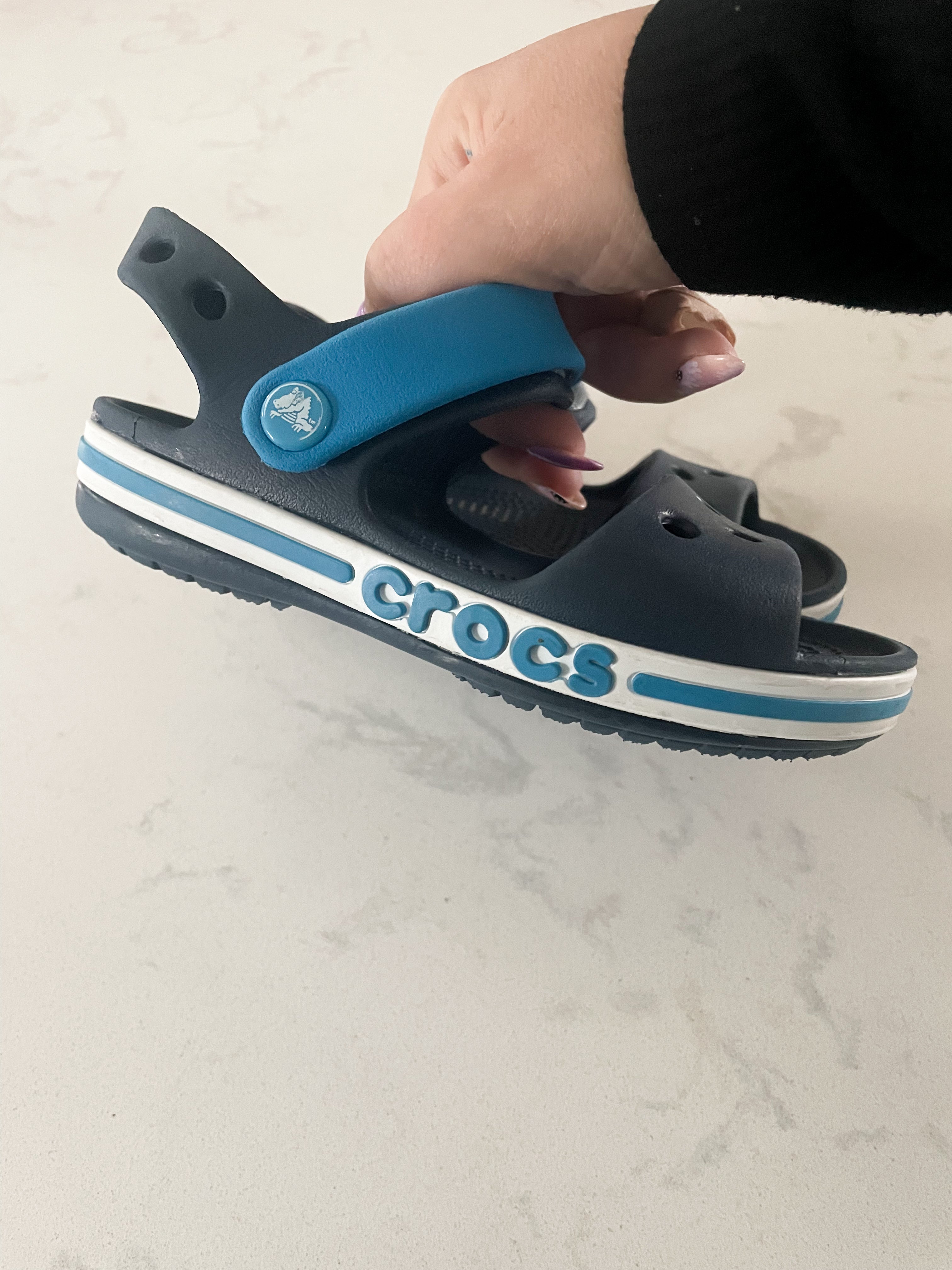 Crocs-10C- VGUC- strap sandal crocs