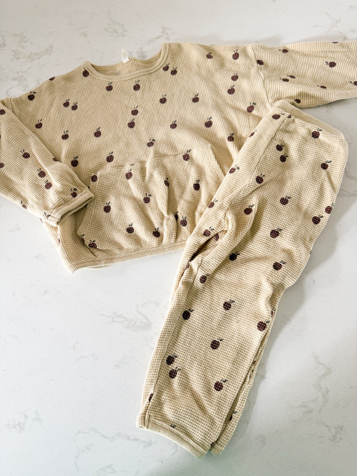 Quincy Mae- 2-3Y- GUC- light yellow two piece waffle knit set with tiny apples