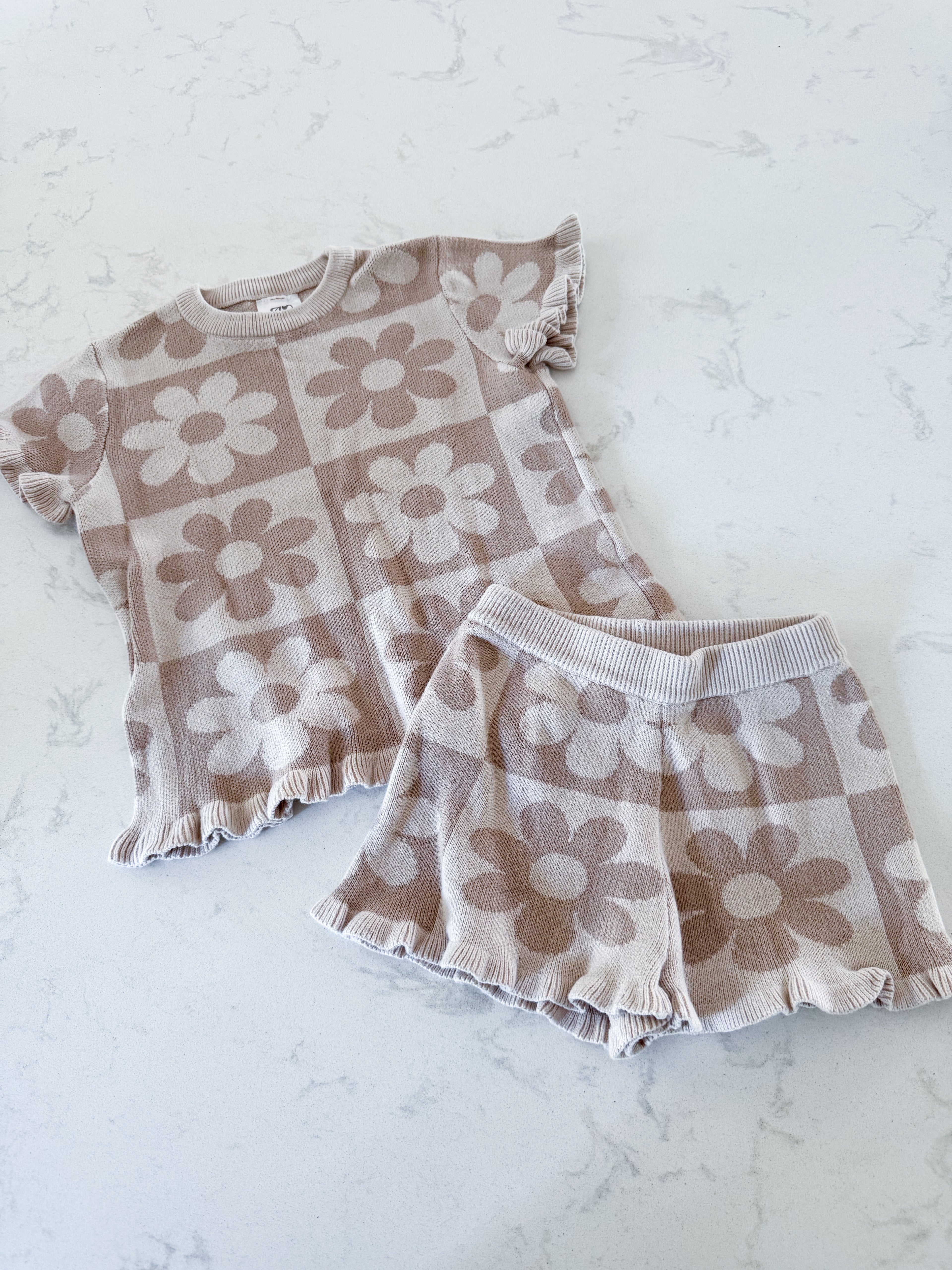 Amor Es Grace- 2T- VGUC- beige two piece knit set with florals