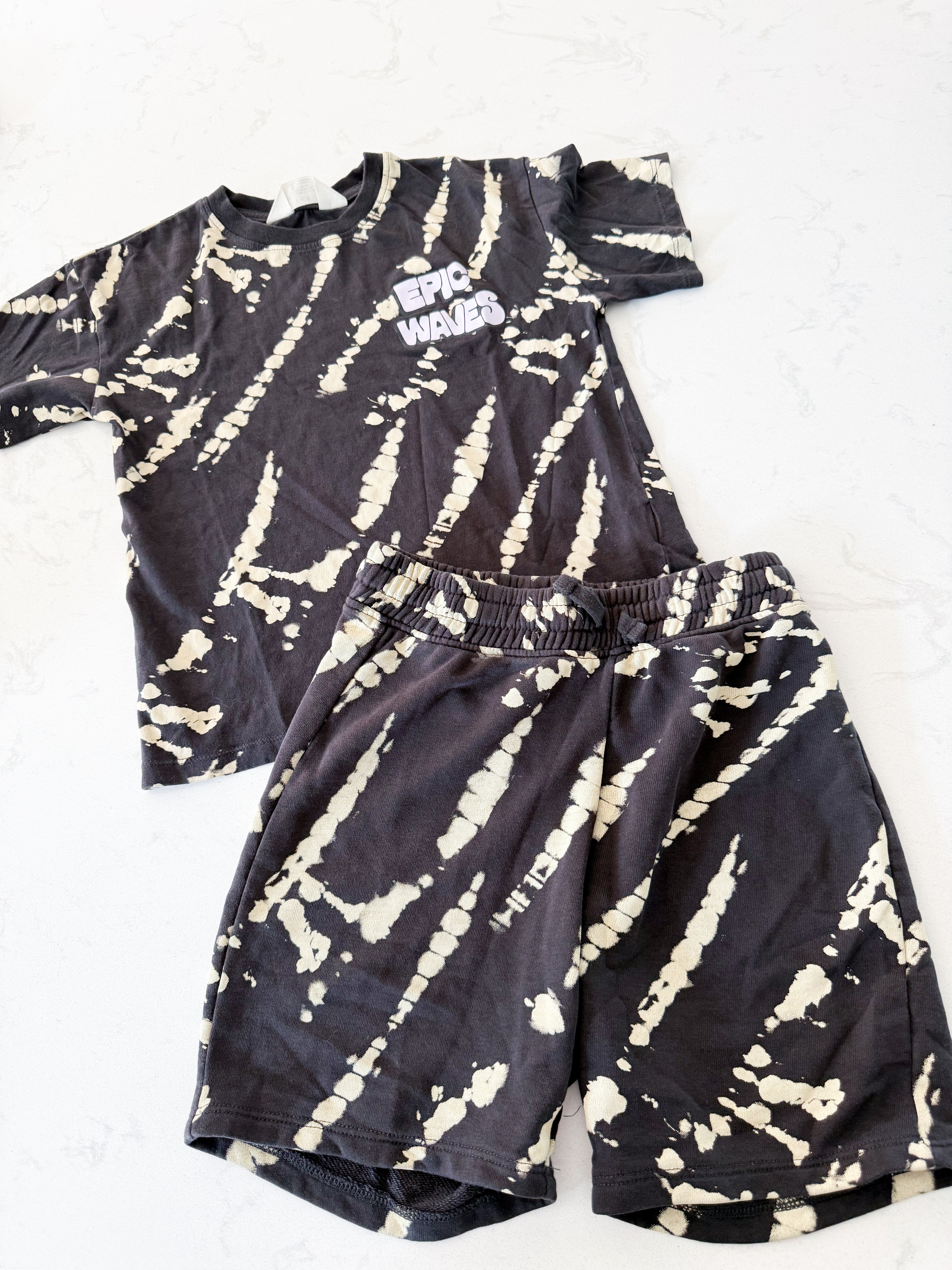 H&M- fits 8-10Y- VGUC- dark grey two piece set with cream patterns and purple “epic waves”