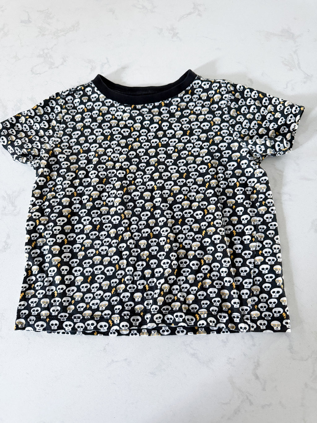 Gymboree- 2T- VGUC- black t shirt with tiny skulls