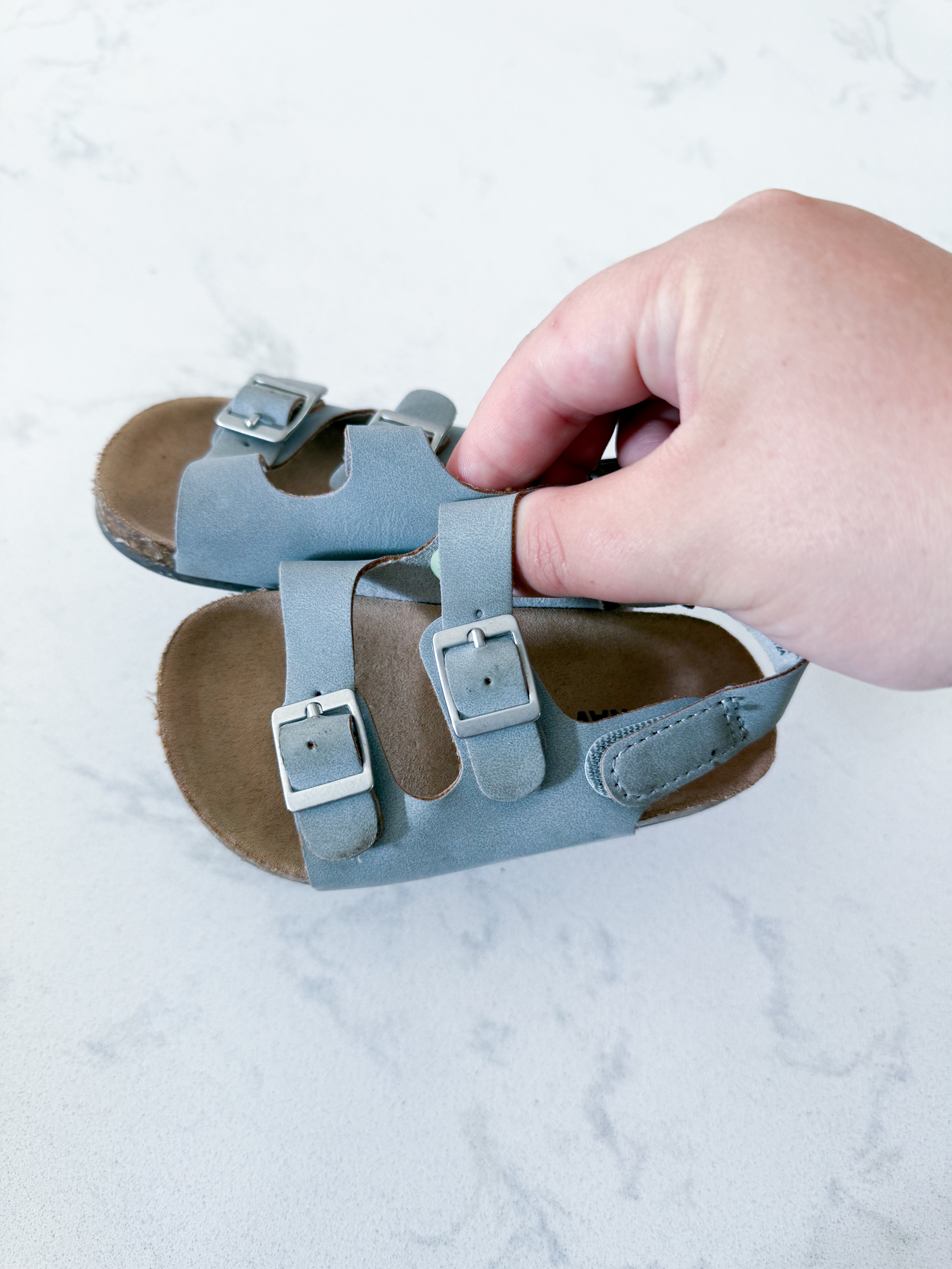 Old Navy- 12-18m- VGUC- light grey strap sandals