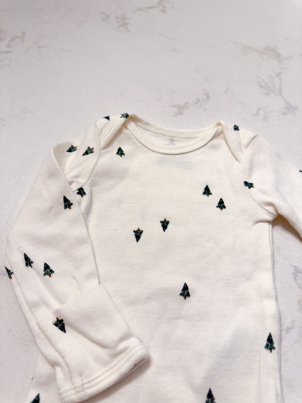 Carter’s- newborn- GUC- long sleeve cream coloured bodysuit with trees