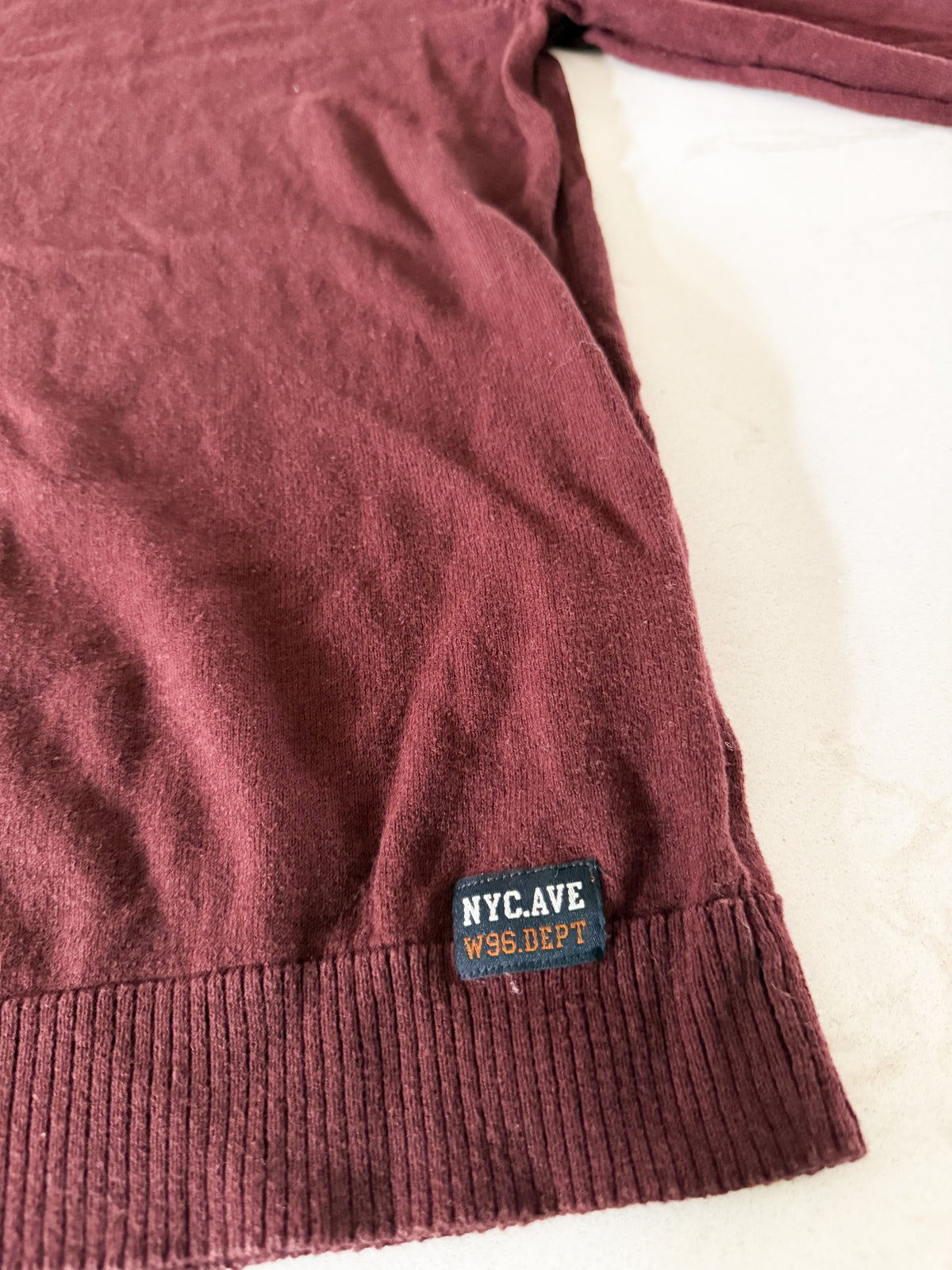 H&M- 16-18Y- VGUC (comparable to men’s XS)- burgundy thin knit sweater