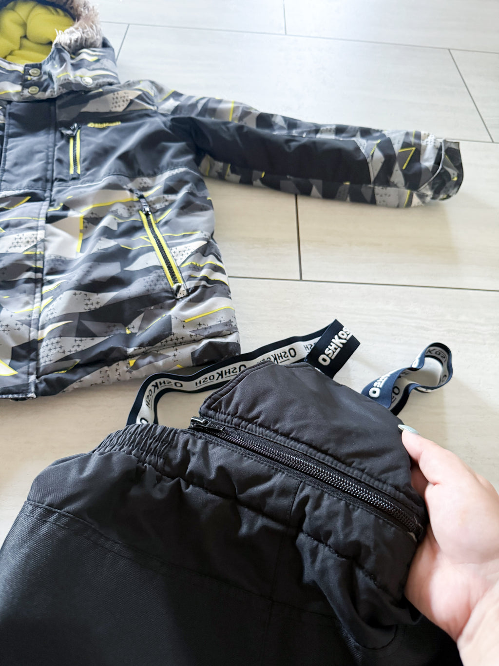 Oshkosh- 6Y- VGUC- bright green, black and grey two piece snow suit