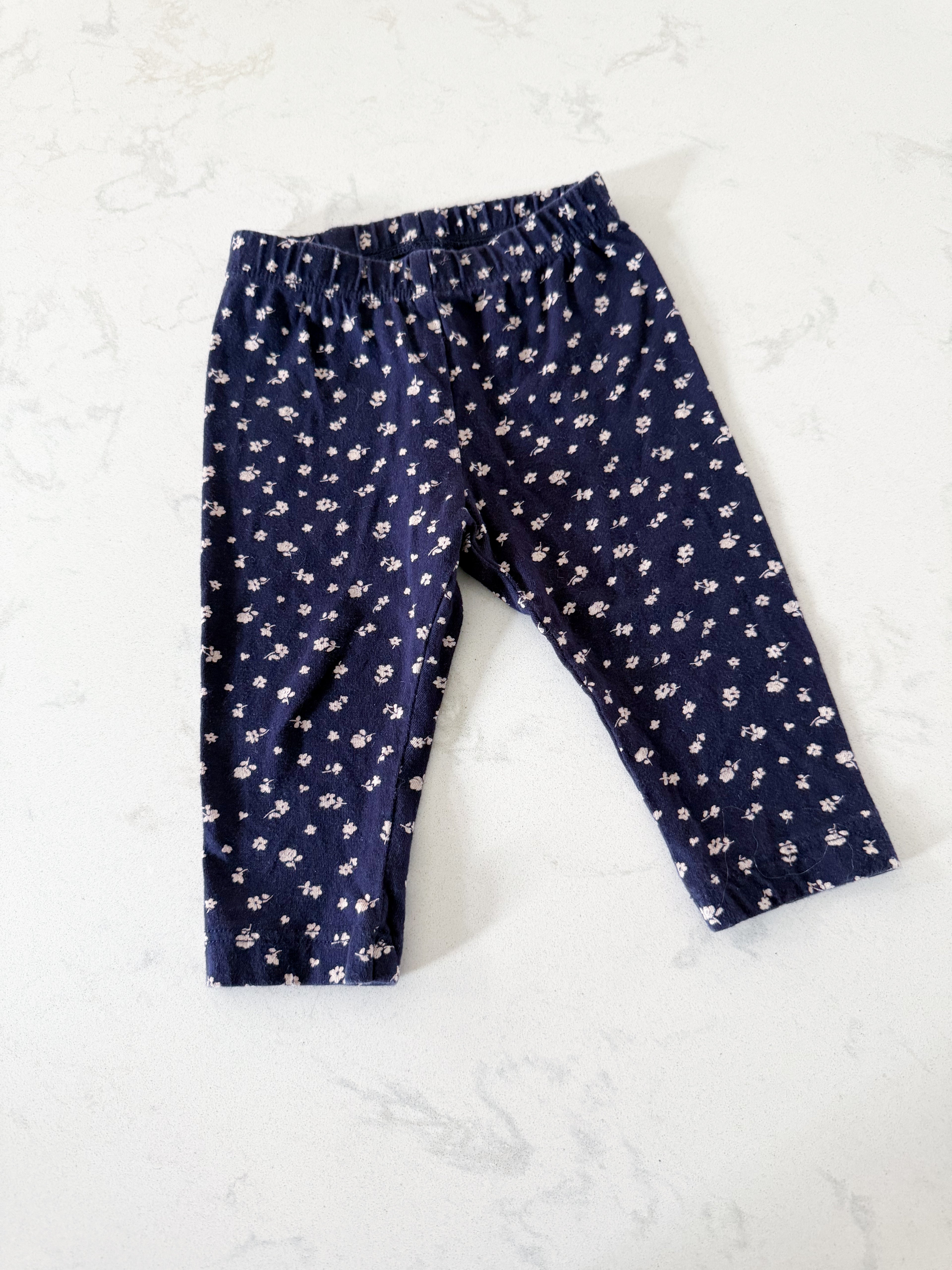 Gap- 3-6m- GUC- navy leggings with tiny cream floral patterns