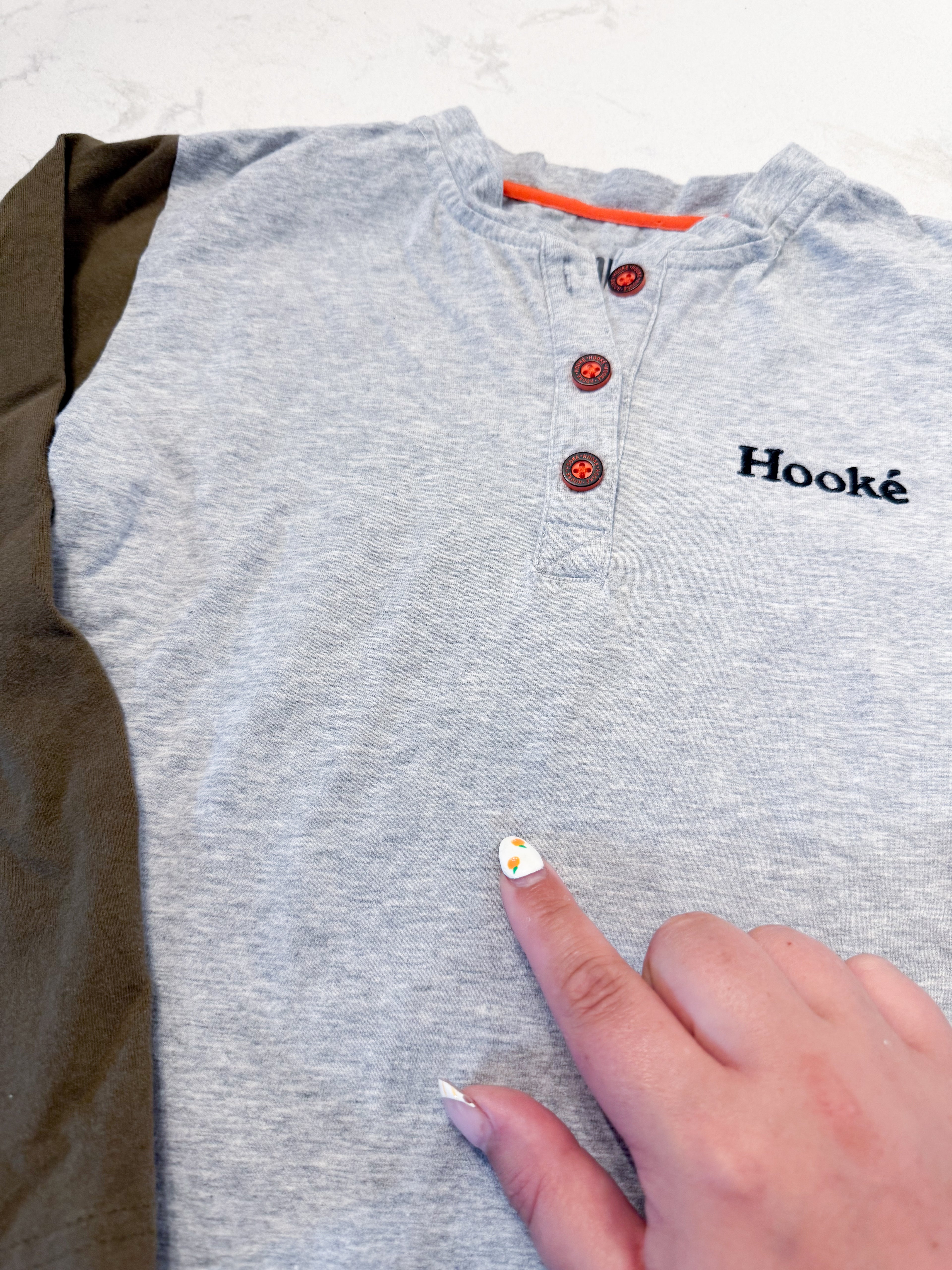 Hooké- 8-10Y- PLAY- grey shirt with olive green sleeves and cabin graphic on the back