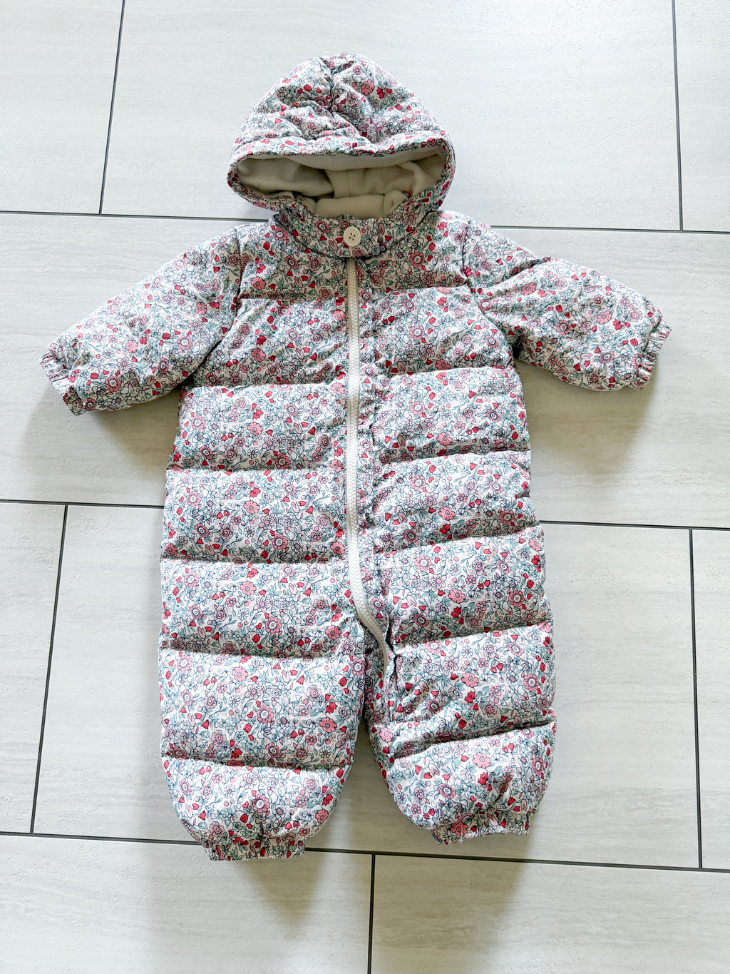 Gap- 6-12m- VGUC- white with tiny pink florals bunting snowsuit