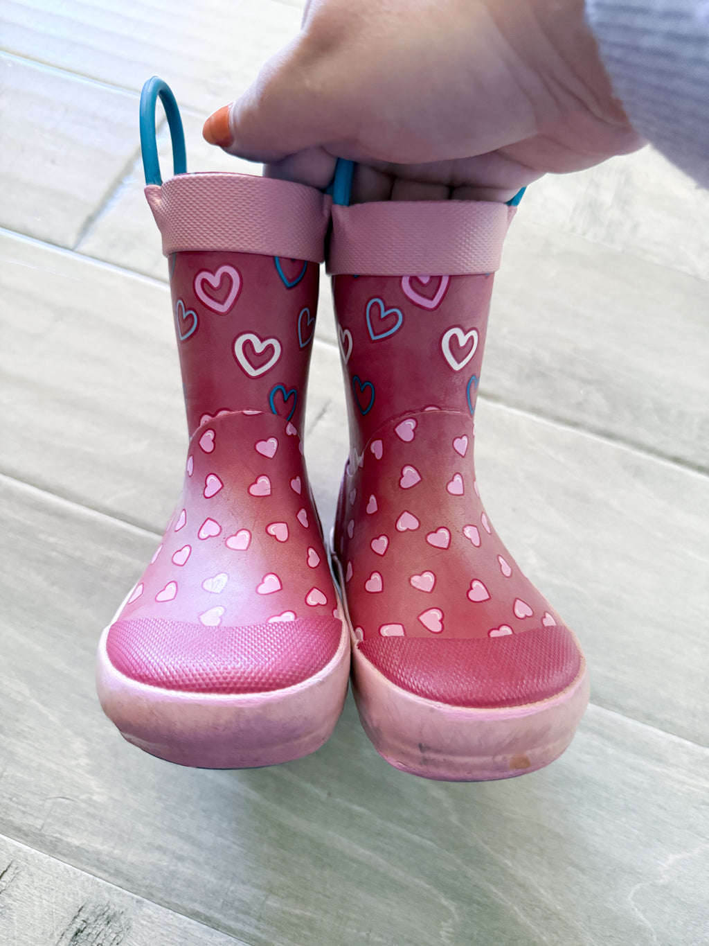 Kamik- 5C- PLAY- pink rain boots with heart pattern and blue accents.