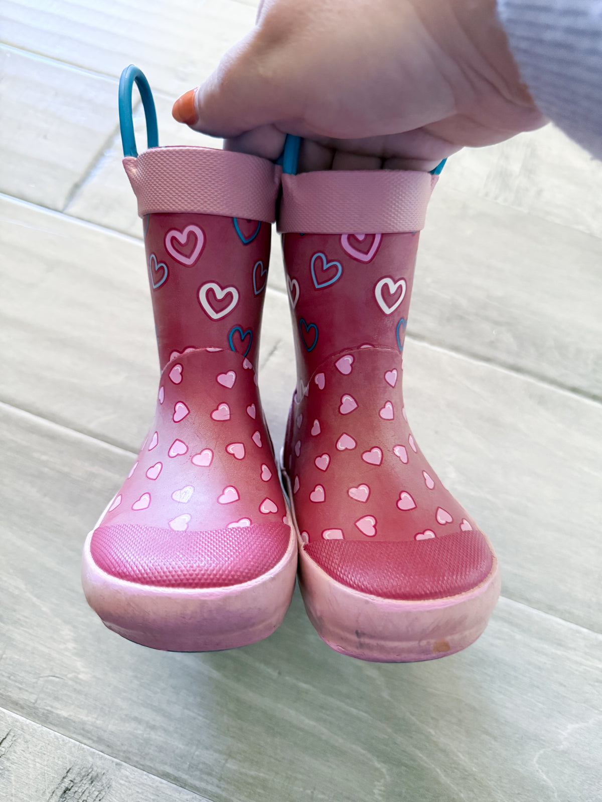 Kamik- 5C- PLAY- pink rain boots with heart pattern and blue accents.