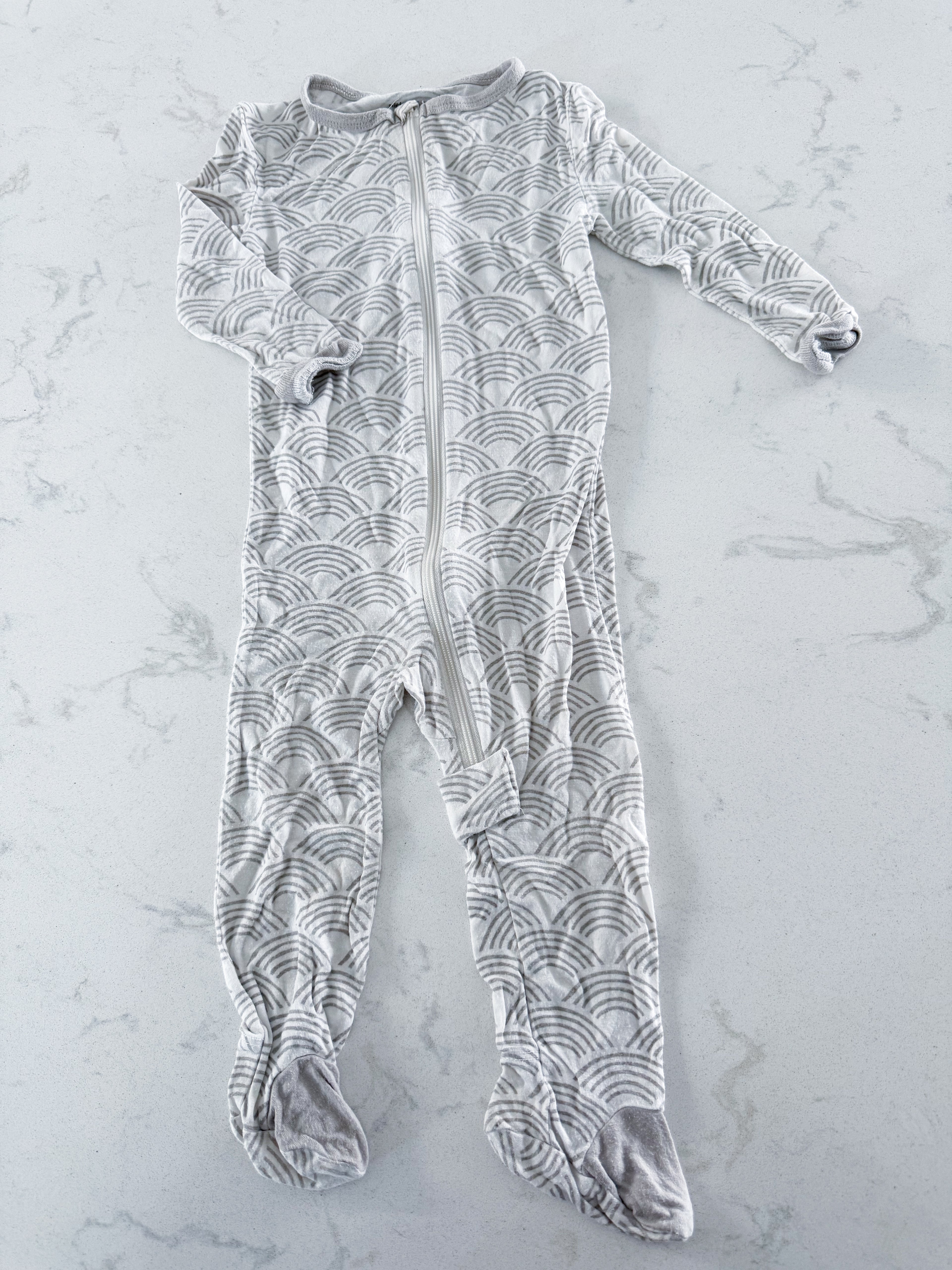 Silkberry Baby- 6-12m- PLAY- white footie jammies with grey rainbow pattern