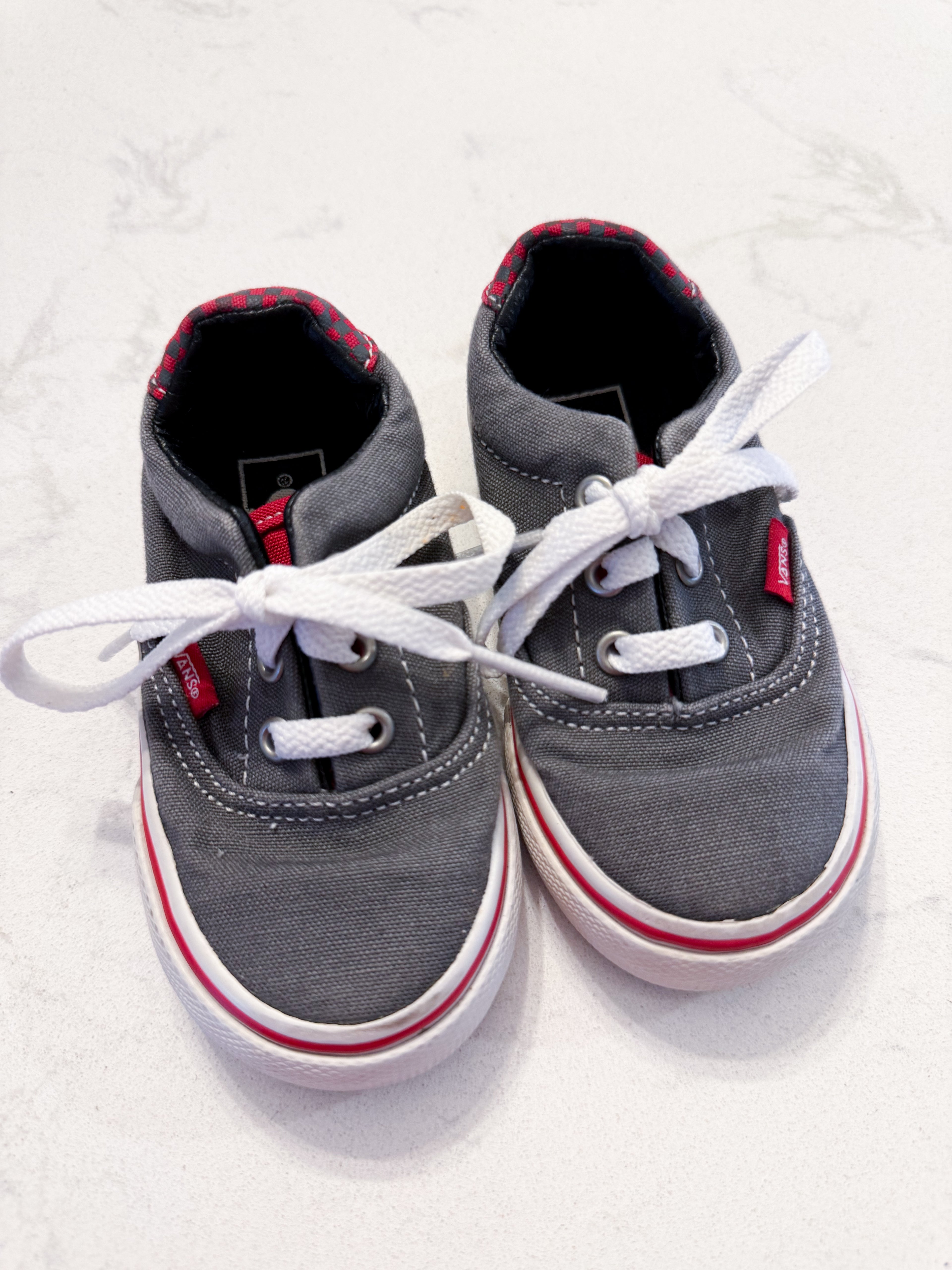 Vans- 5C- GUC- medium grey lace up shoes with red accents g
