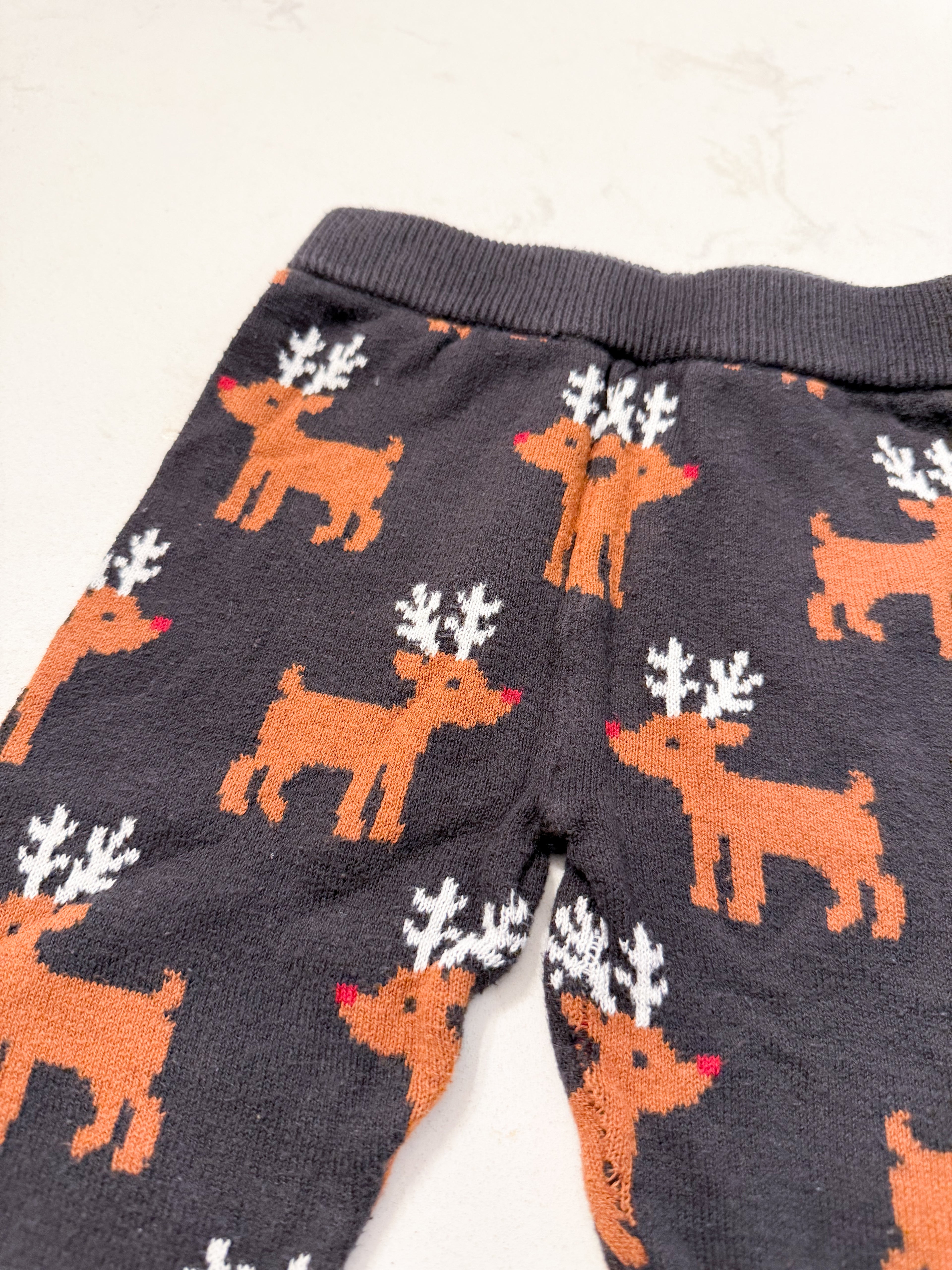 Joe Fresh- 6-12m- GUC- Grey knit pants with reindeer