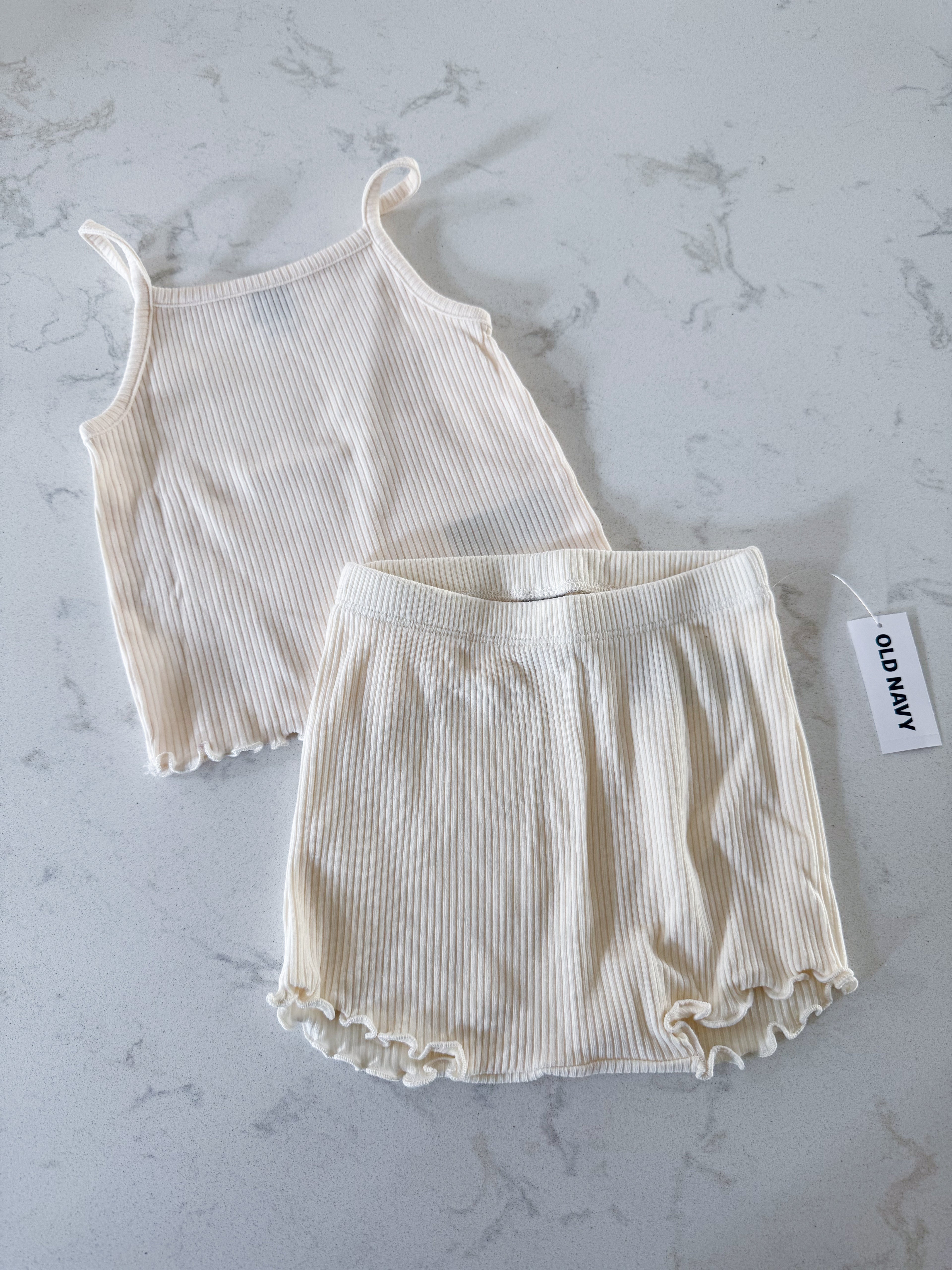Old Navy- 12-18m- BNWT- cream coloured two piece ribbed set with tank and bummies