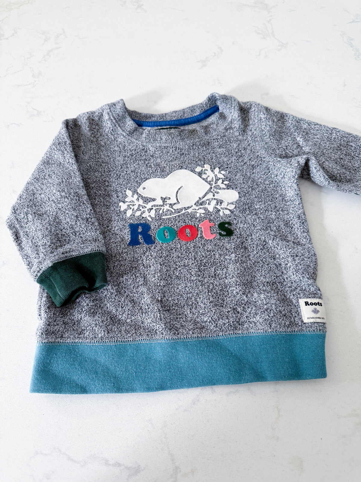 Roots- 6-12m- PLAY- grey speckled crewneck sweater with multicoloured cuffs and logo