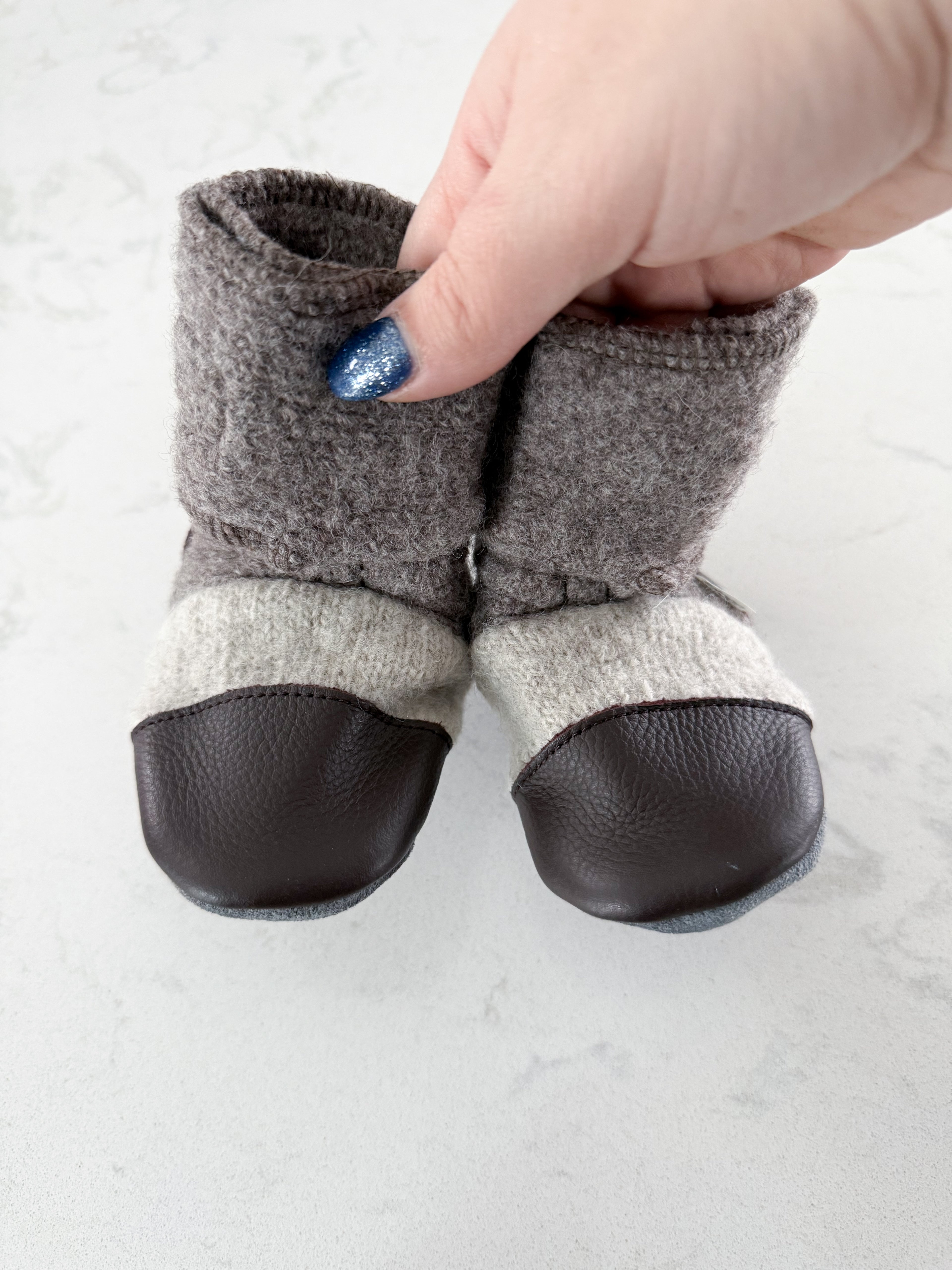 Nooks- 4 (6-12m)- VGUC- felted wool booties light brown shades