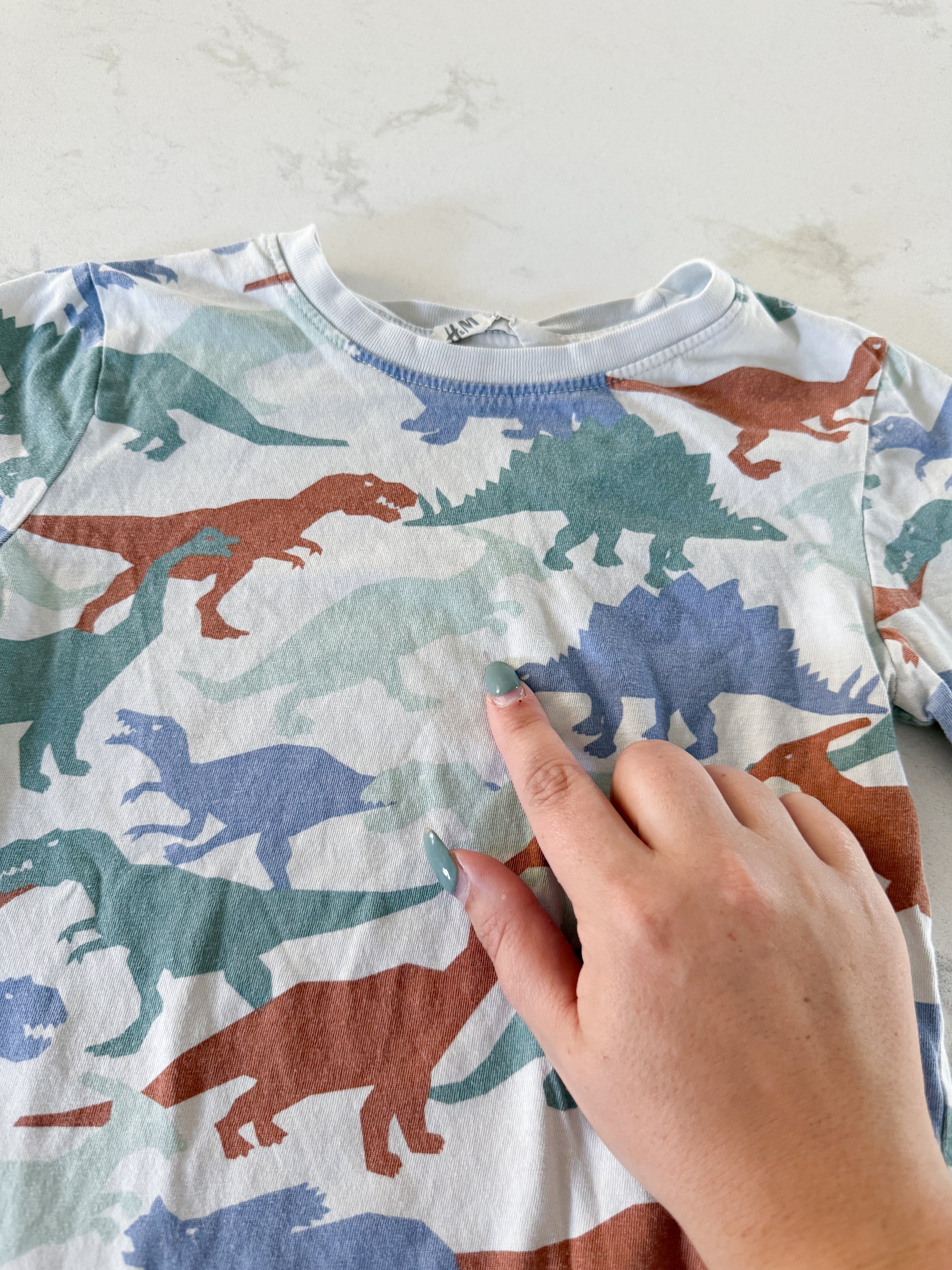 H&M- 5-6T- PLAY- white t shirt with green blue and brown dinos