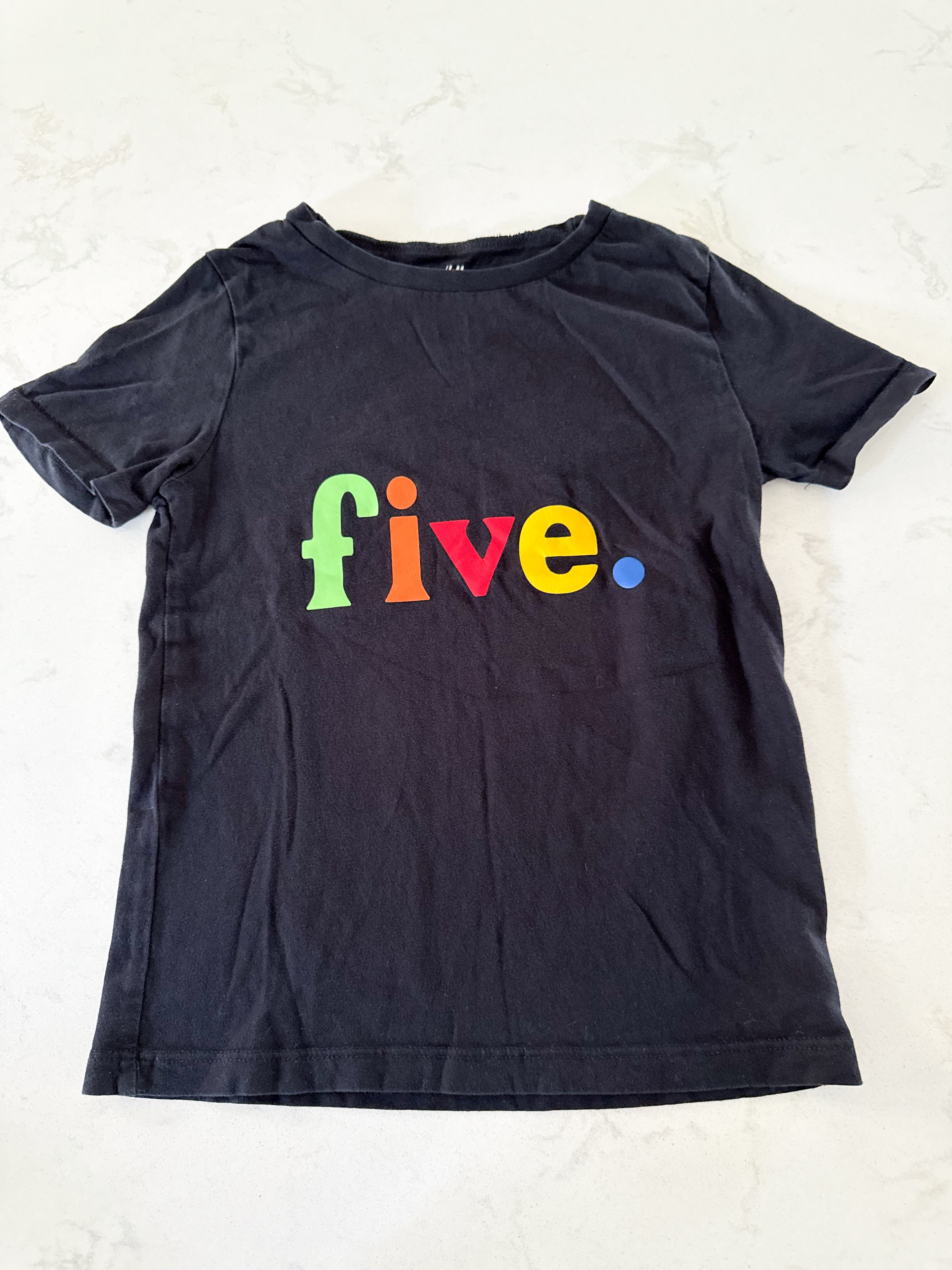 H&M- 6/7Y- VGUC- black t shirt with five.